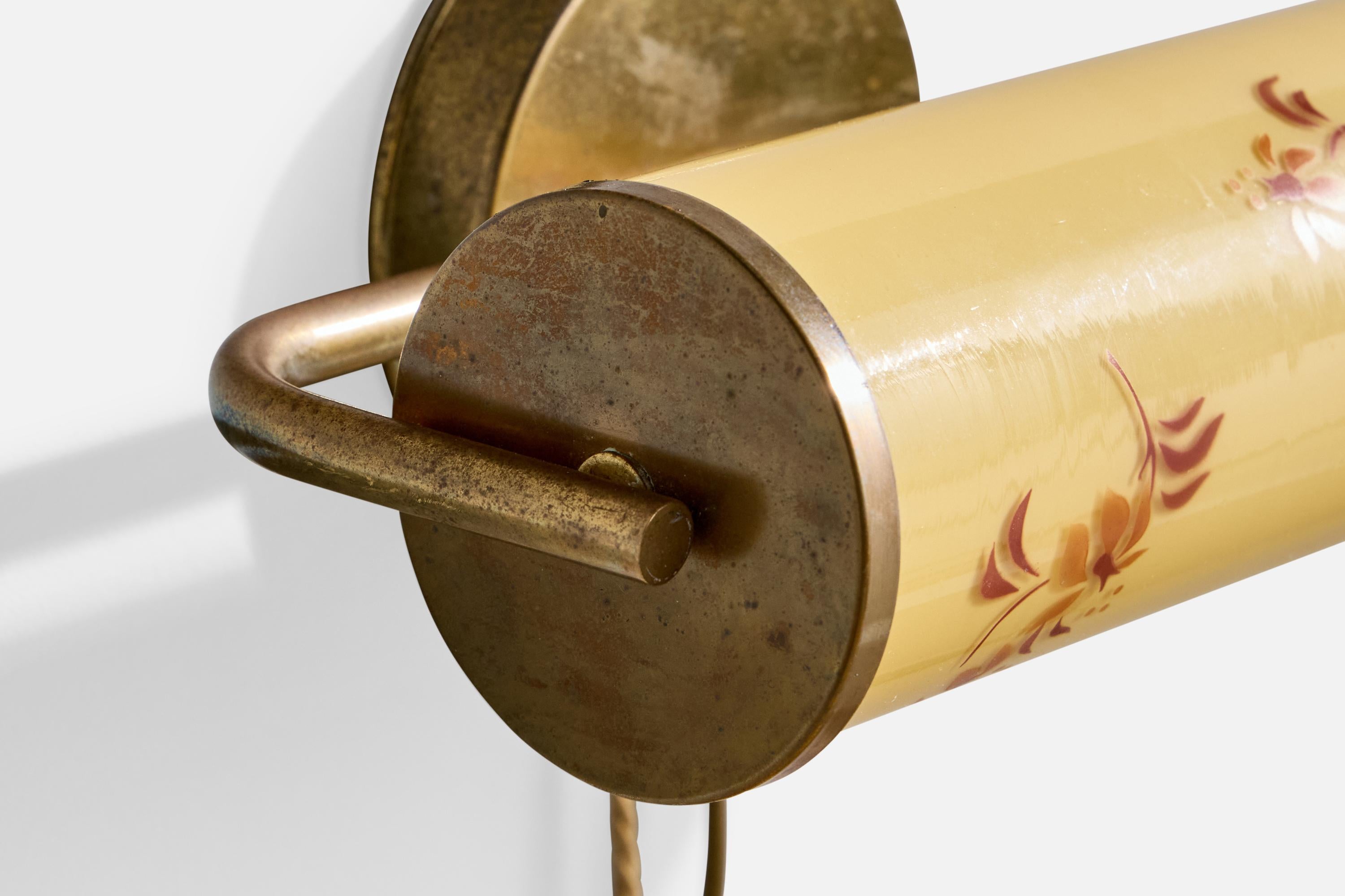 Metà XX secolo Designer svedese, lampada da parete, ottone, vetro, tessuto, Svezia, anni '1930 in vendita