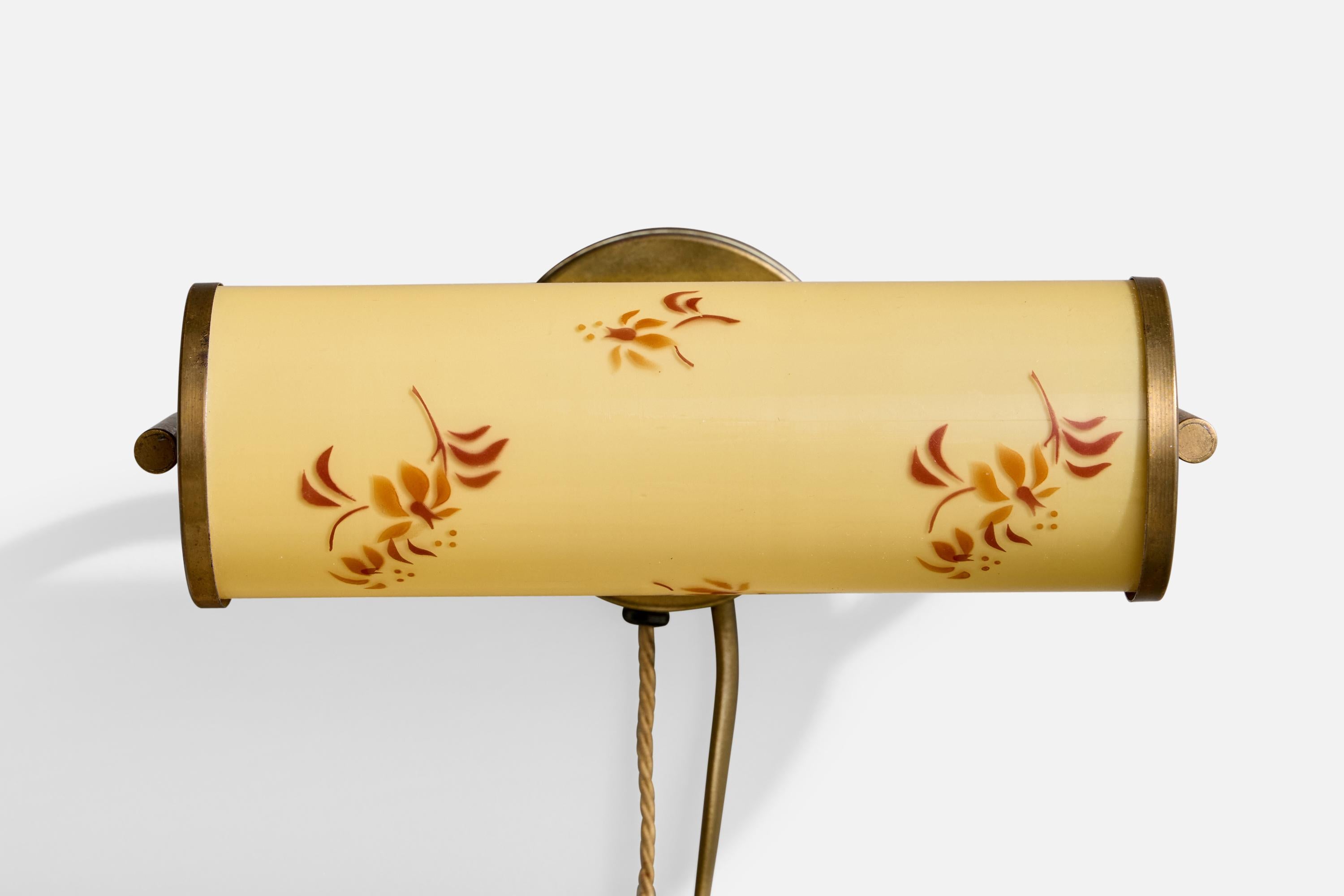 Ottone Designer svedese, lampada da parete, ottone, vetro, tessuto, Svezia, anni '1930 in vendita