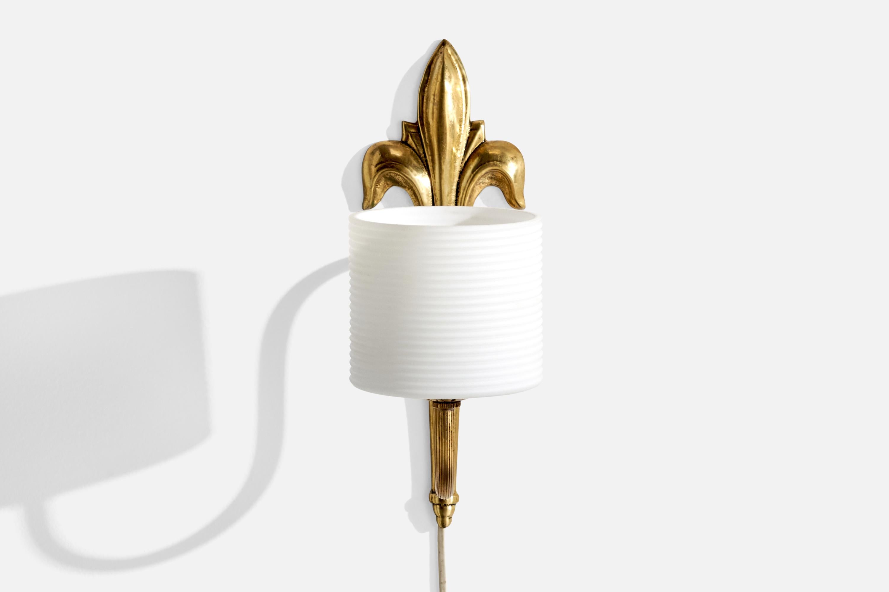 Scandinave moderne Design suédois, applique, laiton, verre, Suède, années 1940 en vente