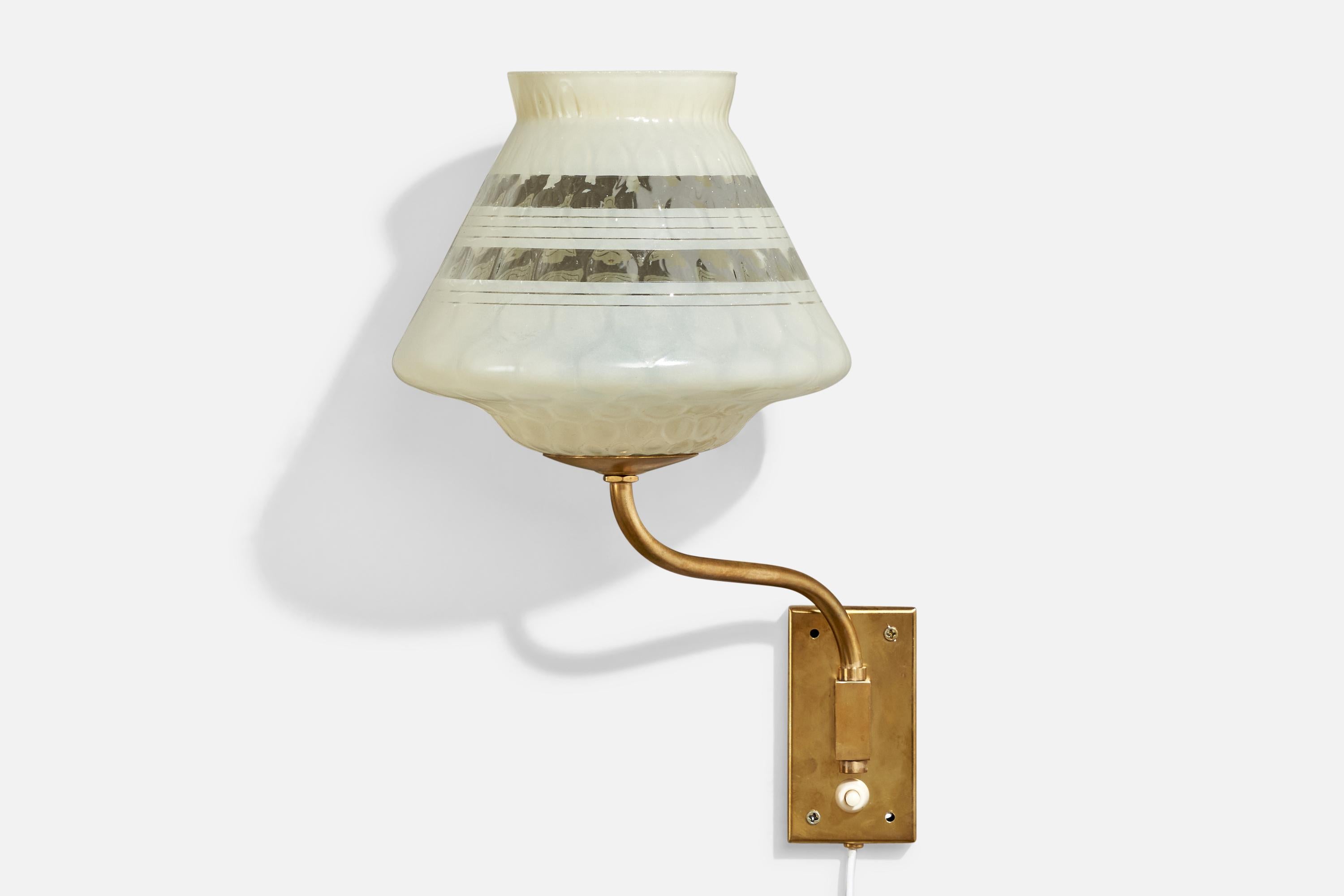 Suédois Design suédois, applique, laiton, verre, Suède, années 1940 en vente