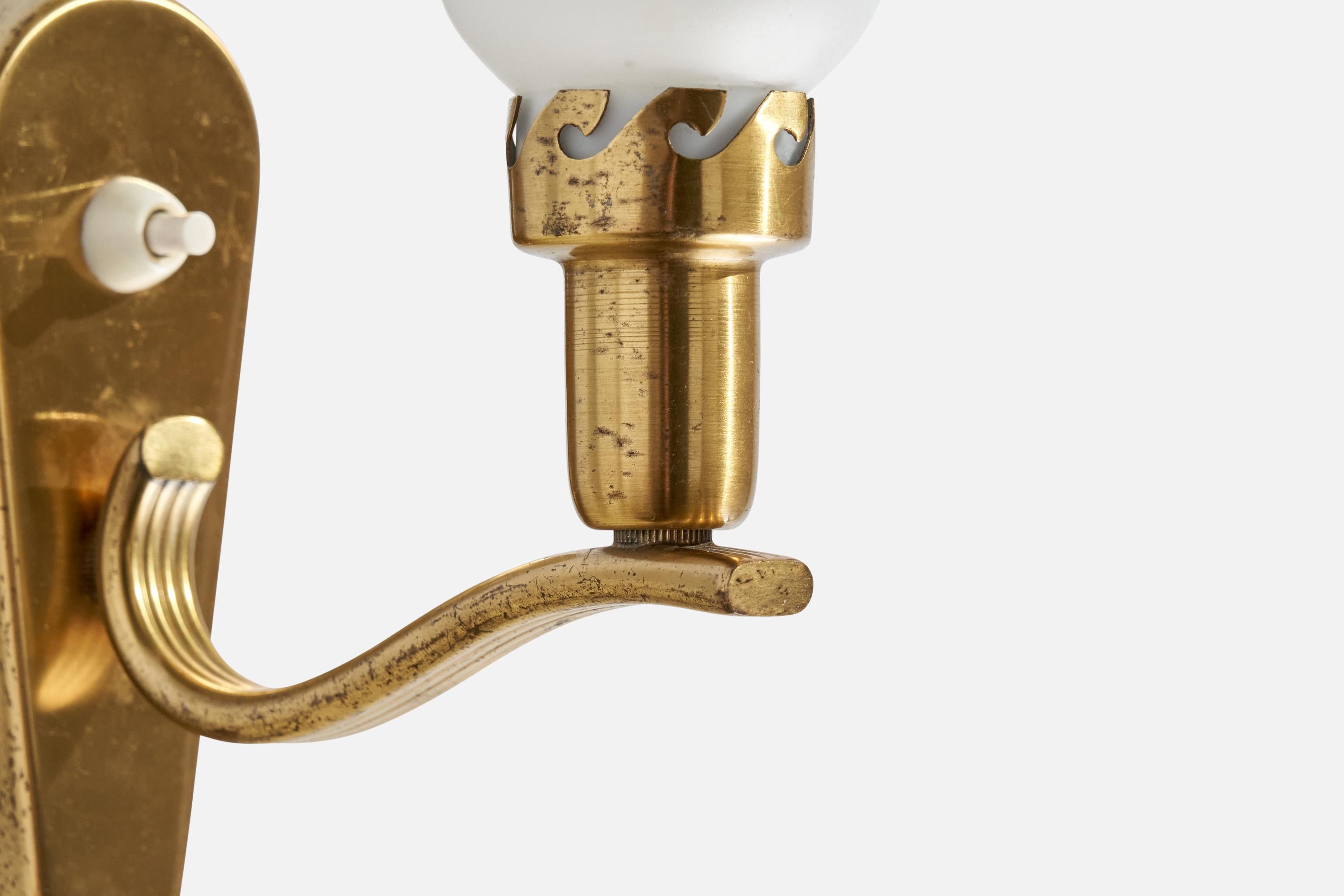 Milieu du XXe siècle Design suédois, applique, laiton, verre, Suède, années 1940 en vente
