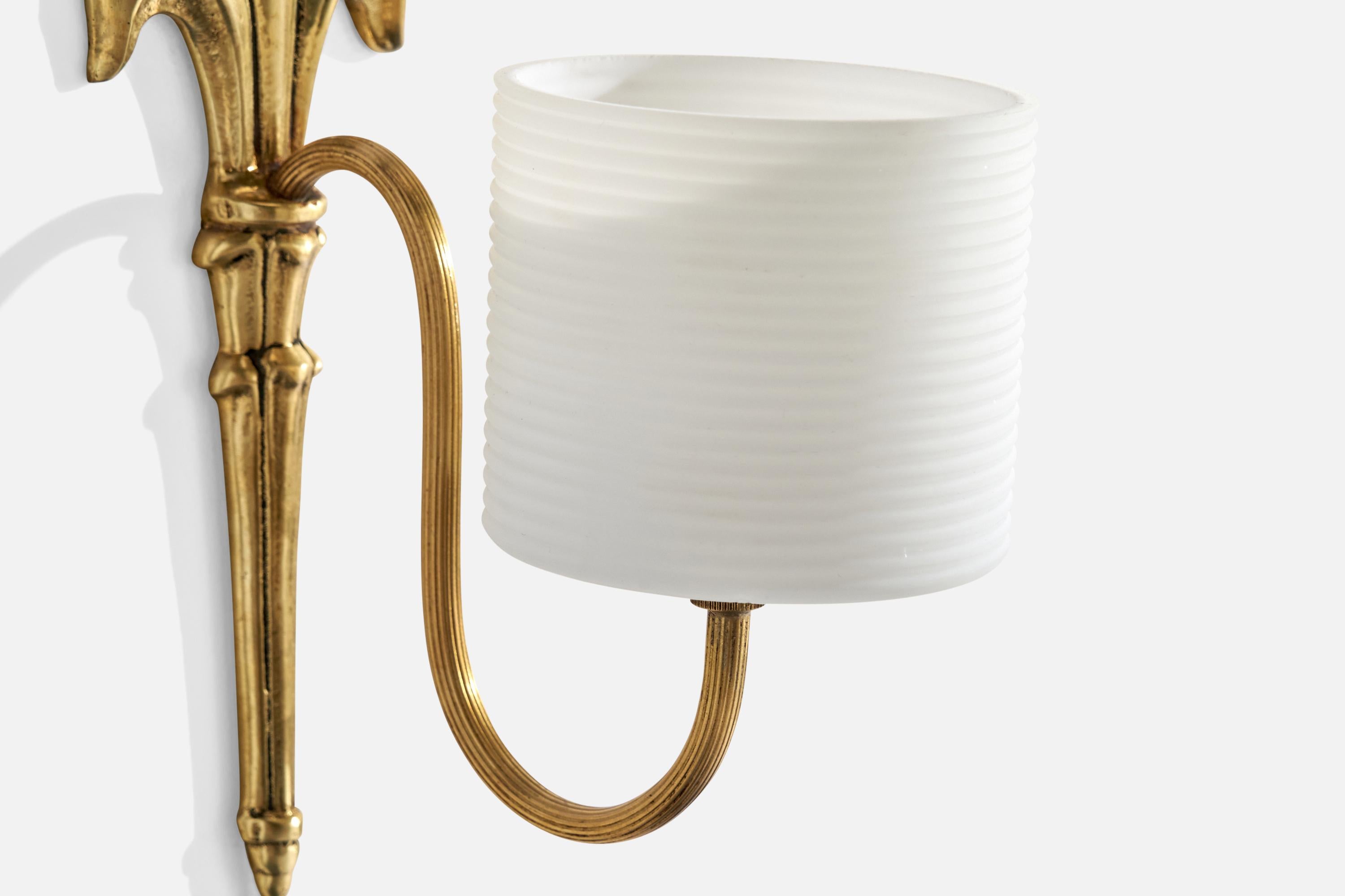 Milieu du XXe siècle Design suédois, applique, laiton, verre, Suède, années 1940 en vente