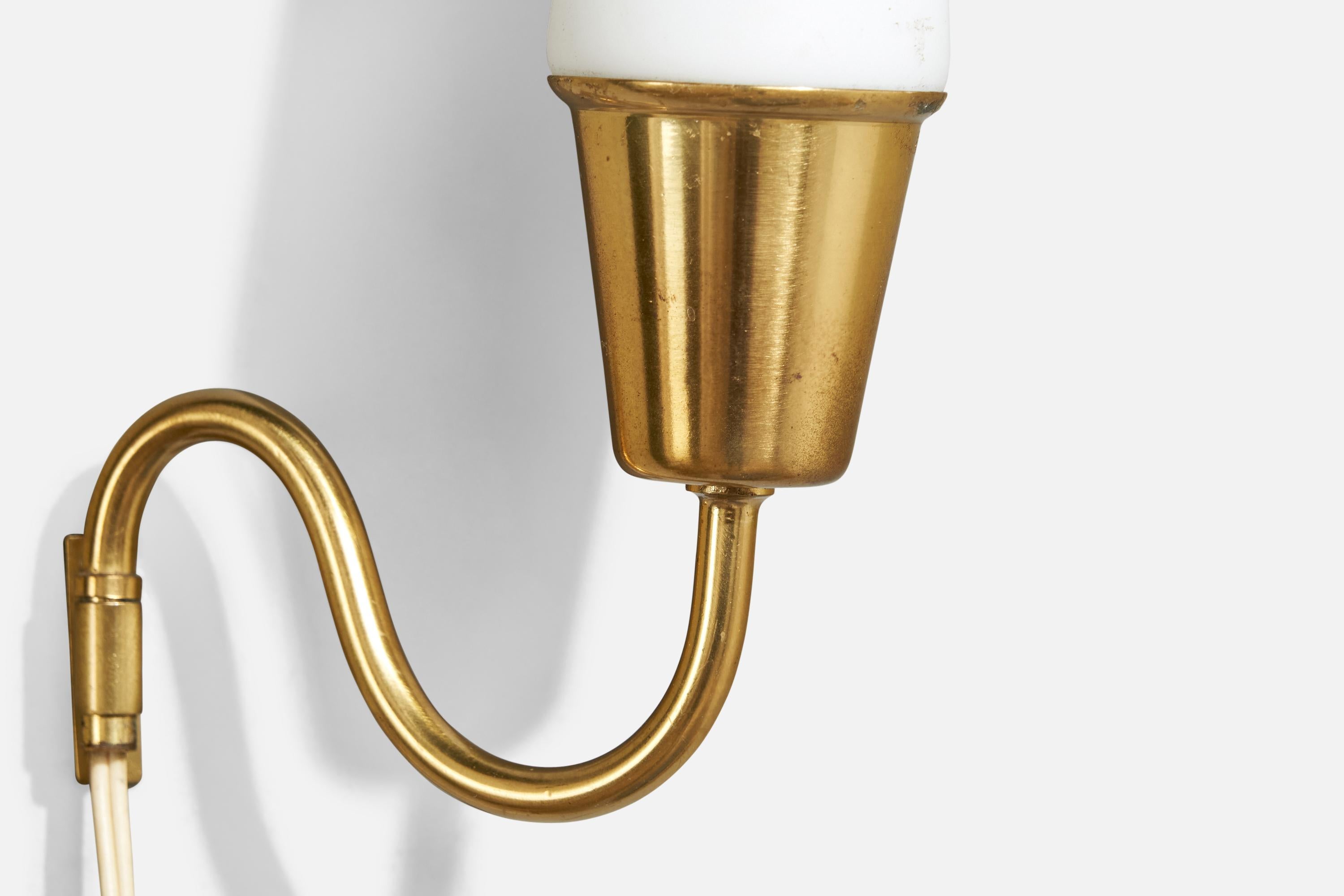 Milieu du XXe siècle Design suédois, applique, laiton, verre, Suède, années 1940 en vente