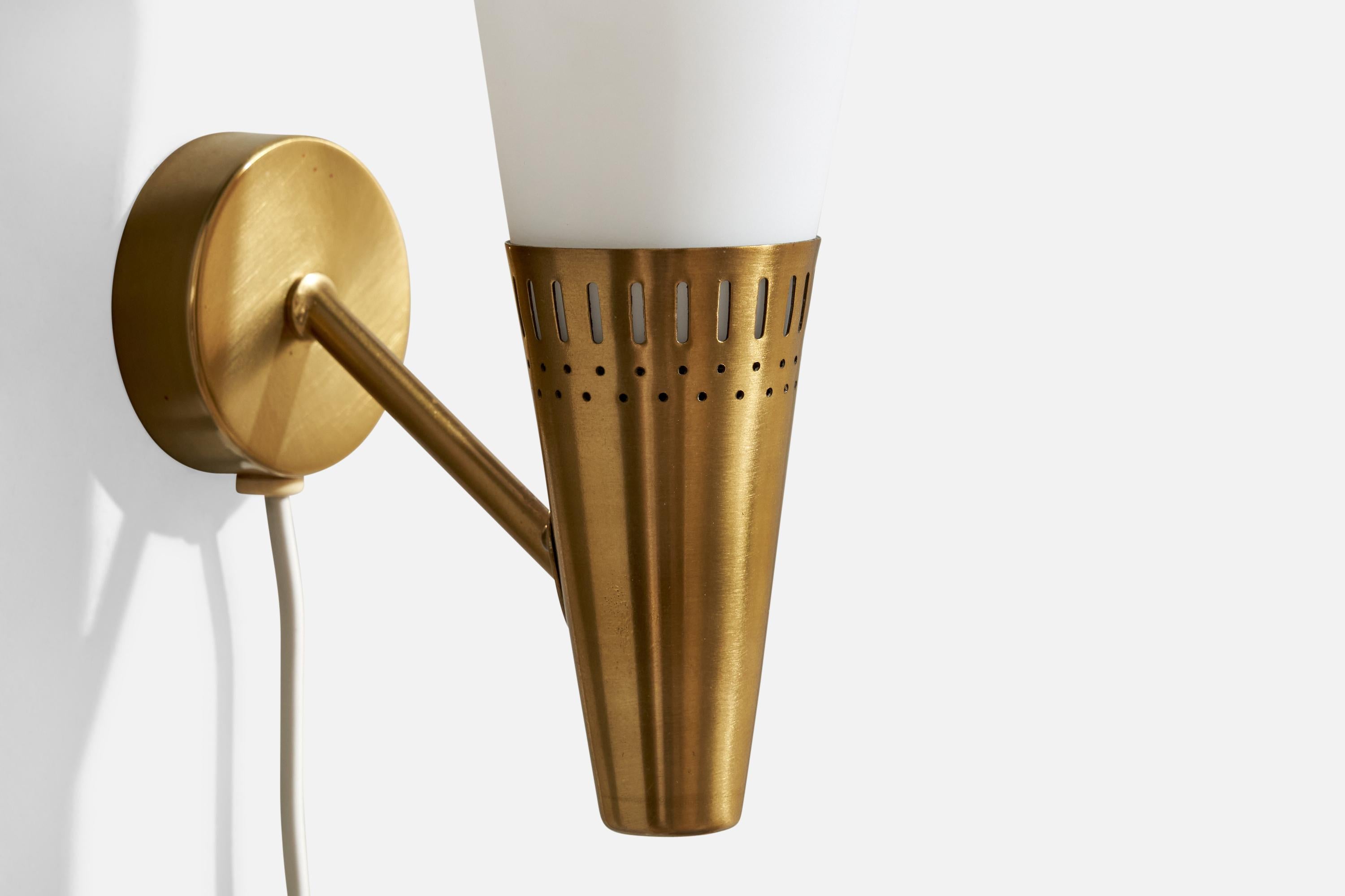 Milieu du XXe siècle Design suédois, applique, laiton, verre, Suède, années 1940 en vente