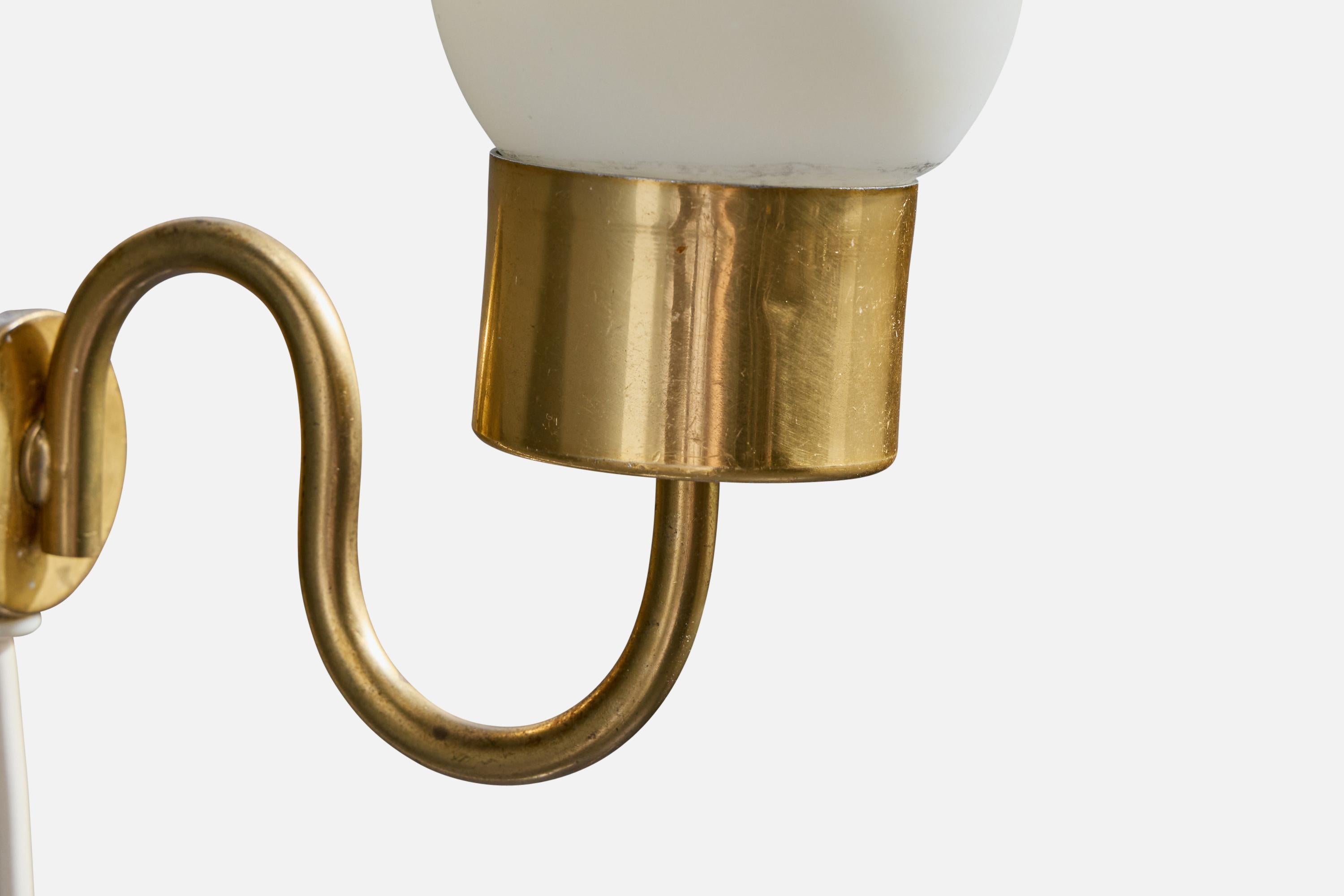 Milieu du XXe siècle Design suédois, applique, laiton, verre, Suède, années 1940 en vente