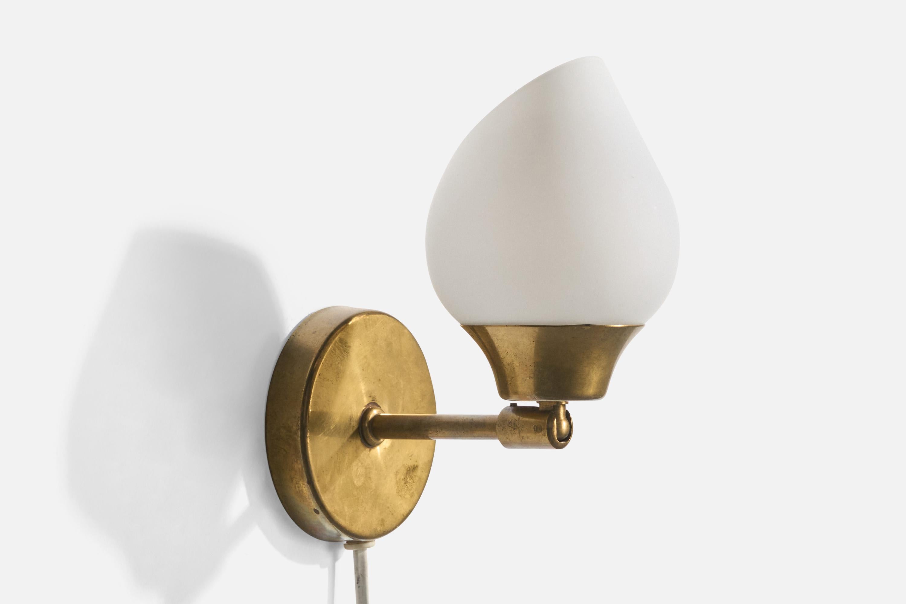 Applique réglable en laiton et verre opalin blanc, designée et produite en Suède, C.C. 1950.

Dimensions globales (en pouces) : 7