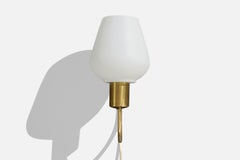 Lampada da parete di design svedese, ottone, vetro, Svezia, anni '50