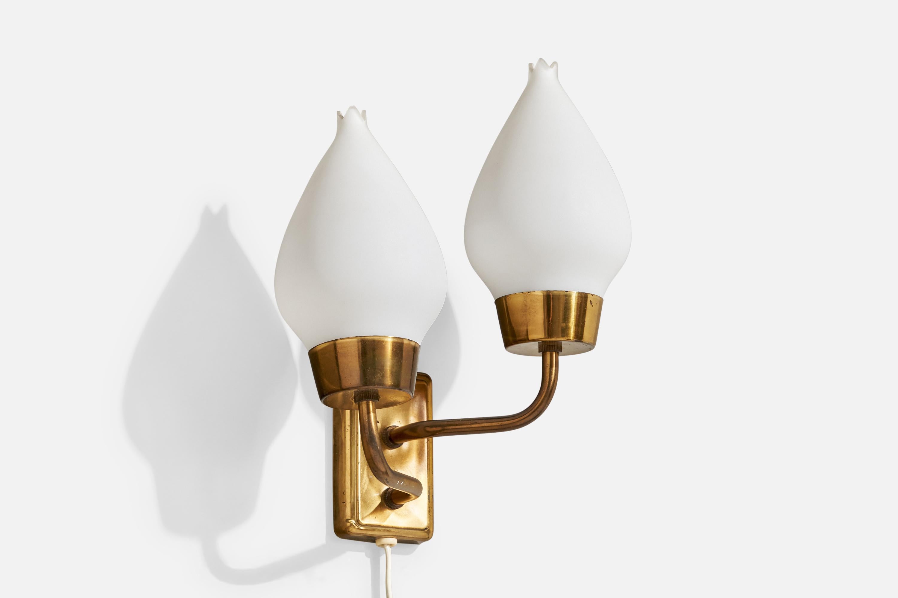 Schwedische Designerin, Wandleuchte, Messing, Glas, Schweden, 1950er Jahre im Zustand „Gut“ im Angebot in High Point, NC