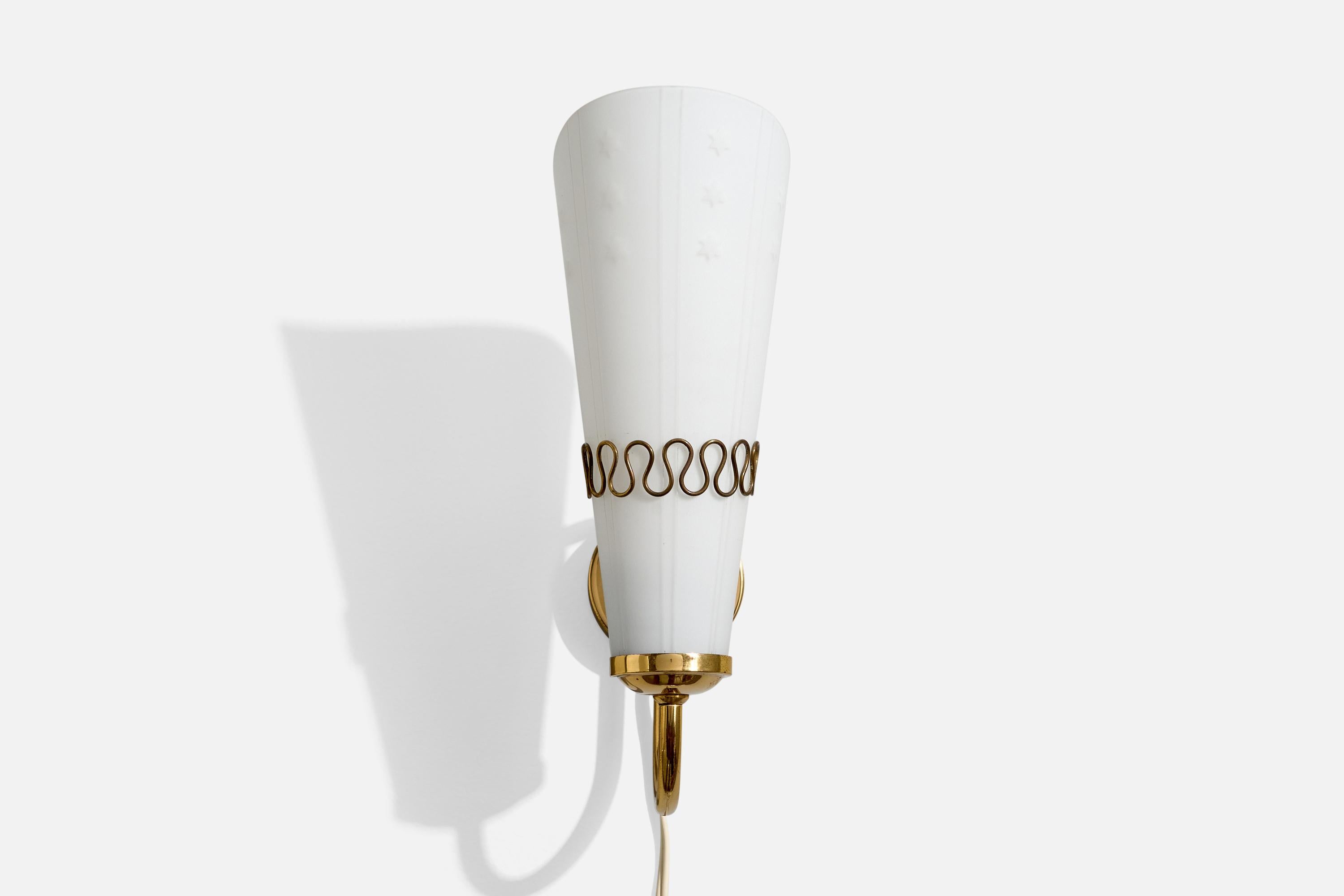 Schwedische Designerin, Wandleuchte, Messing, Glas, Schweden, 1950er Jahre im Zustand „Gut“ im Angebot in High Point, NC
