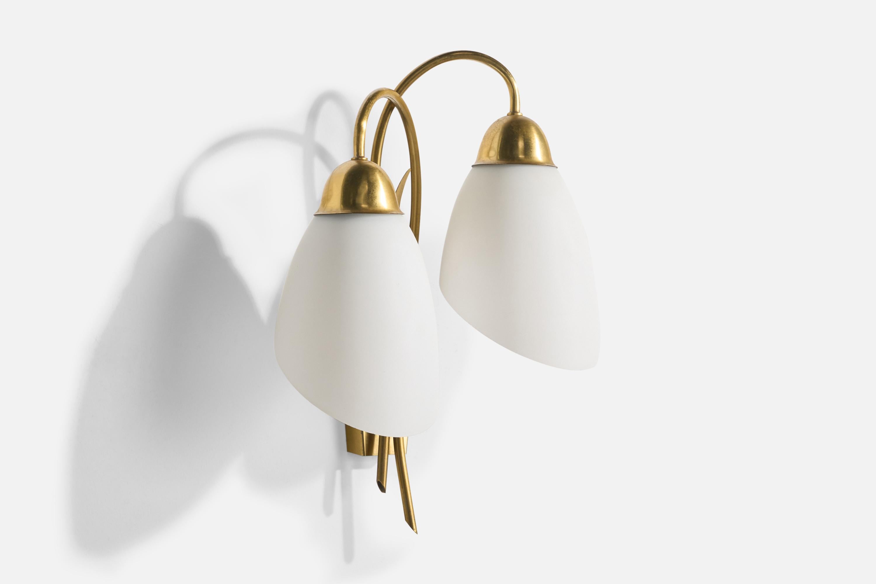 Swedish Designer, Wall Light, Brass, Glass, Sweden, 1950s (Moderne der Mitte des Jahrhunderts) im Angebot