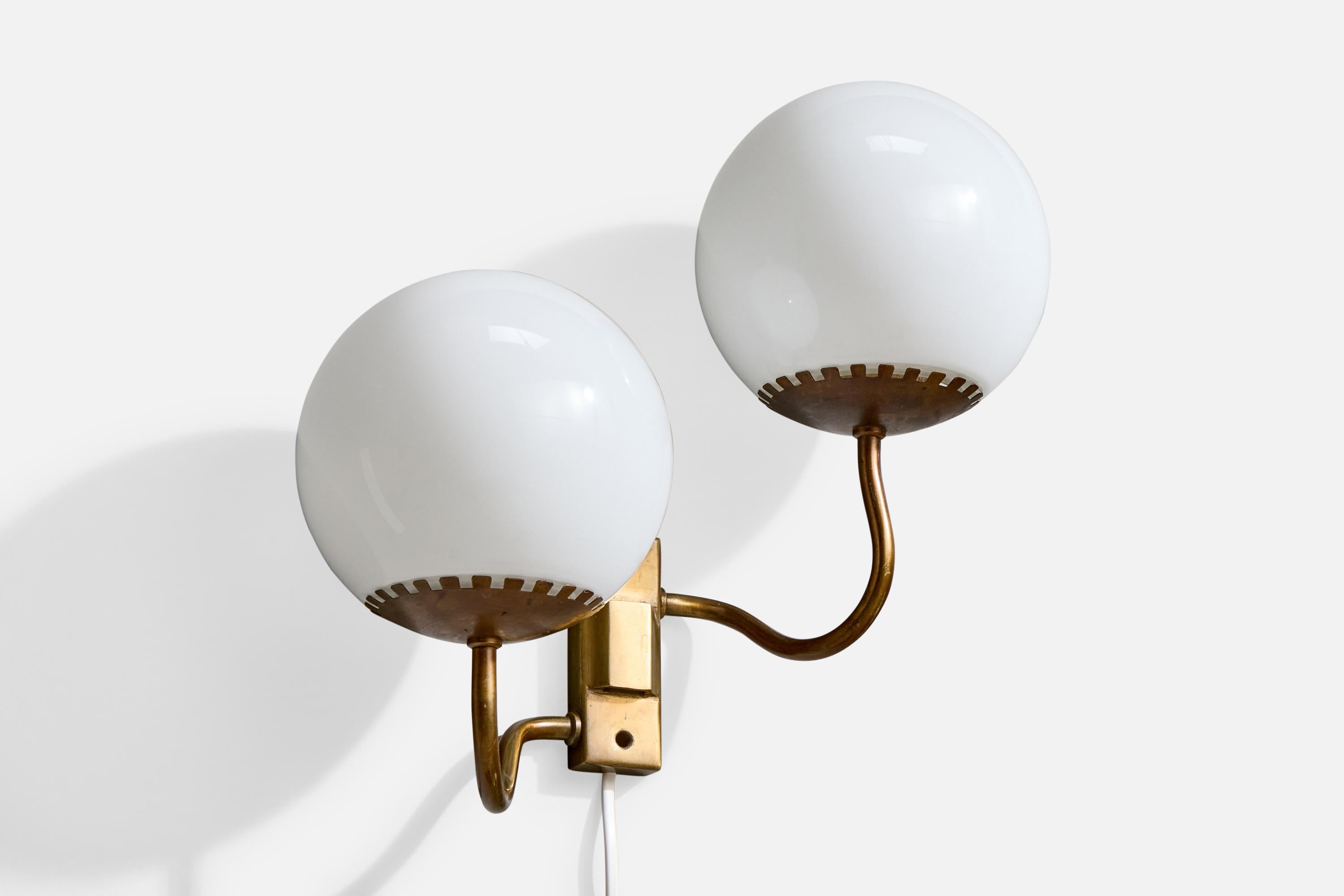 Schwedische Designerin, Wandleuchte, Messing, Glas, Schweden, 1950er Jahre (Moderne der Mitte des Jahrhunderts) im Angebot