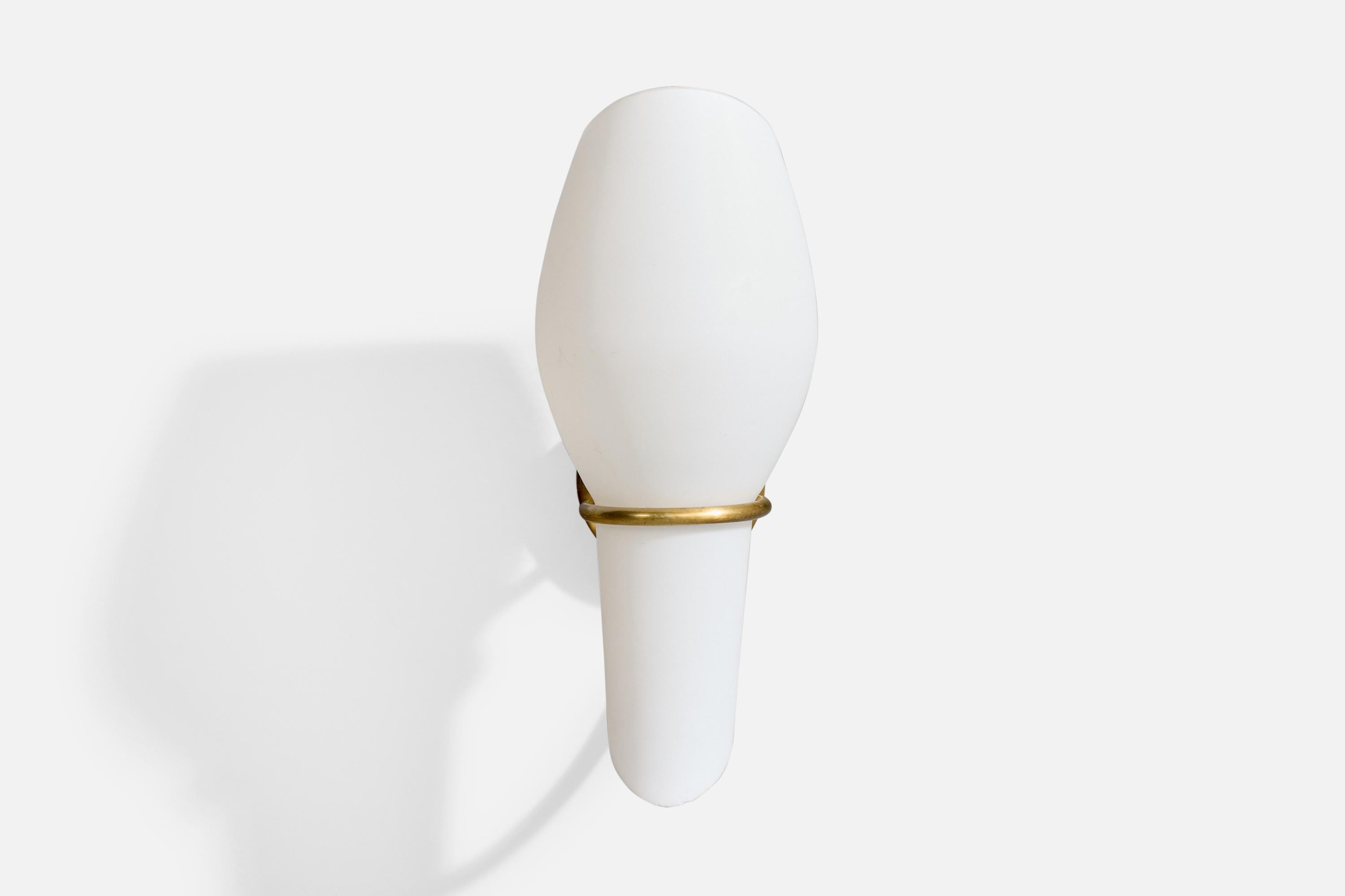 Swedish Designer, Wall Light, Brass, Glass, Sweden, 1950s (Moderne der Mitte des Jahrhunderts) im Angebot
