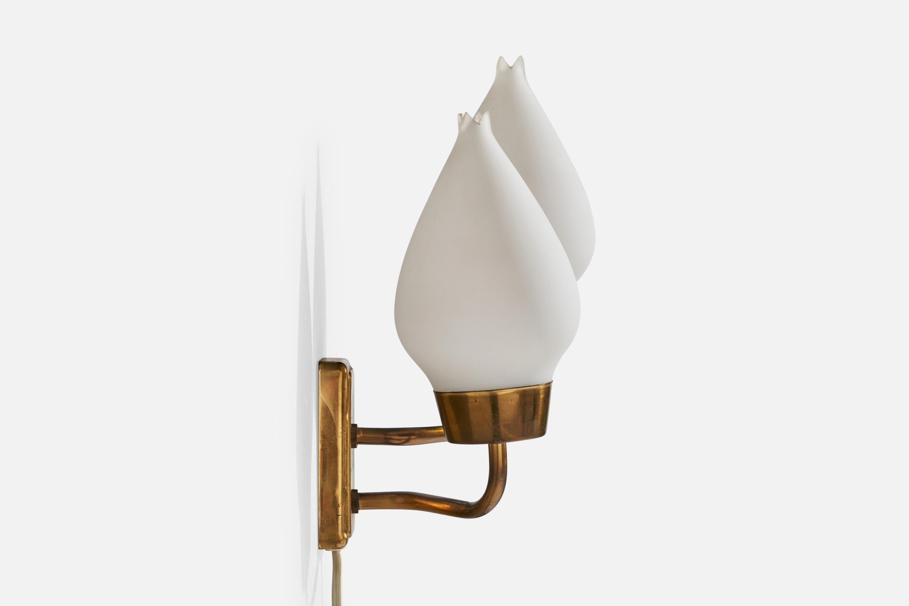 Schwedische Designerin, Wandleuchte, Messing, Glas, Schweden, 1950er Jahre (Mitte des 20. Jahrhunderts) im Angebot