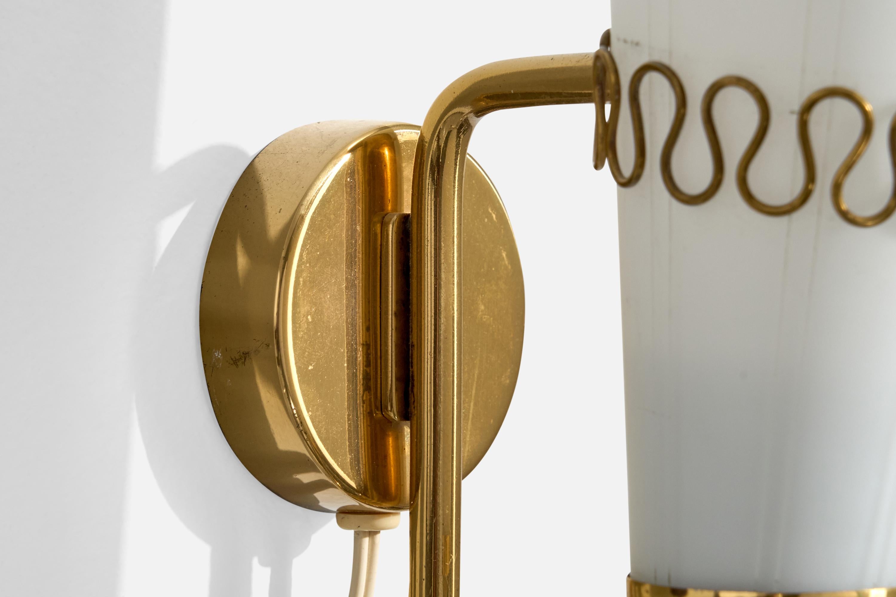 Schwedische Designerin, Wandleuchte, Messing, Glas, Schweden, 1950er Jahre im Angebot 1