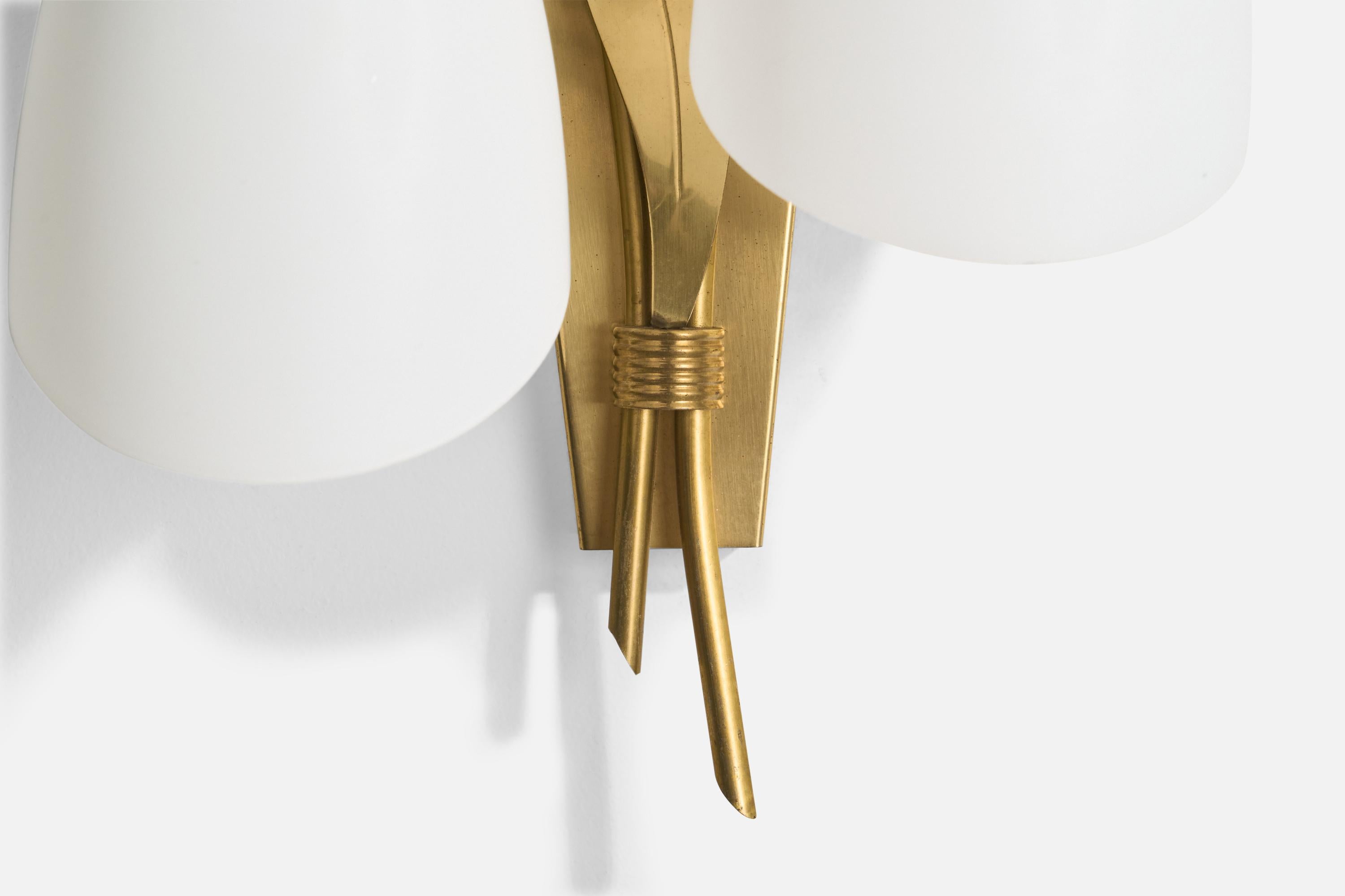 Swedish Designer, Wall Light, Brass, Glass, Sweden, 1950s im Zustand „Gut“ im Angebot in High Point, NC