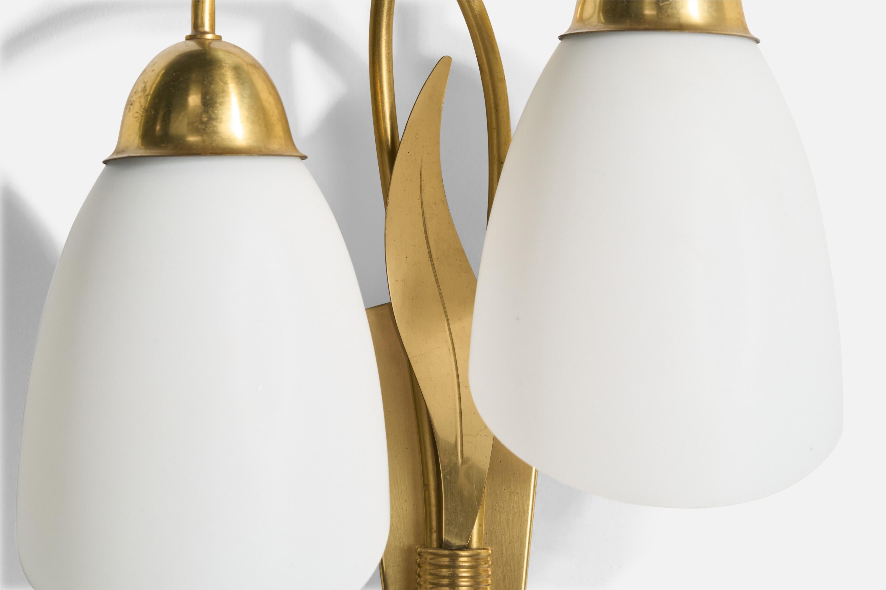 Swedish Designer, Wall Light, Brass, Glass, Sweden, 1950s (Mitte des 20. Jahrhunderts) im Angebot