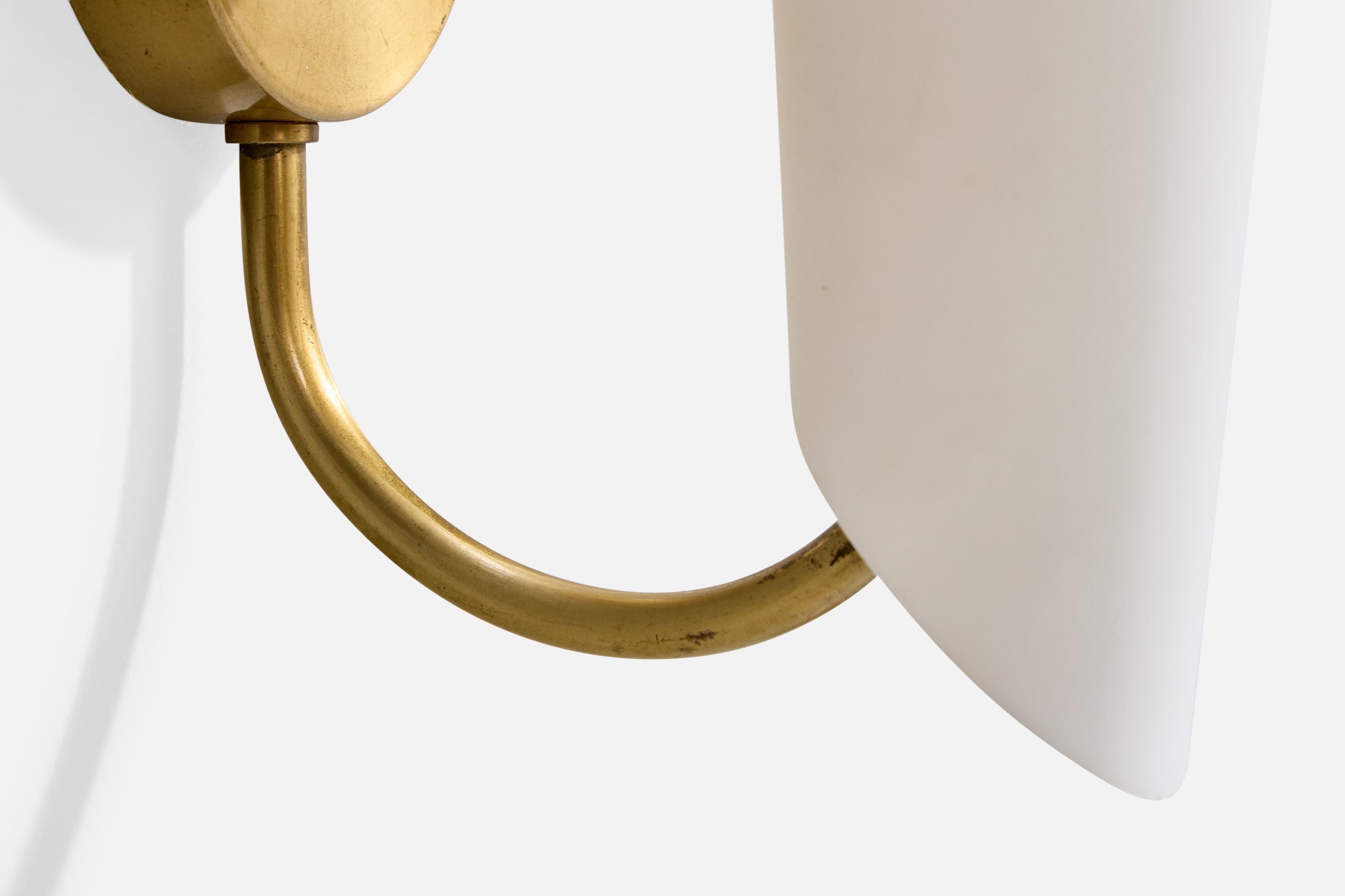 Swedish Designer, Wall Light, Brass, Glass, Sweden, 1950s (Mitte des 20. Jahrhunderts) im Angebot