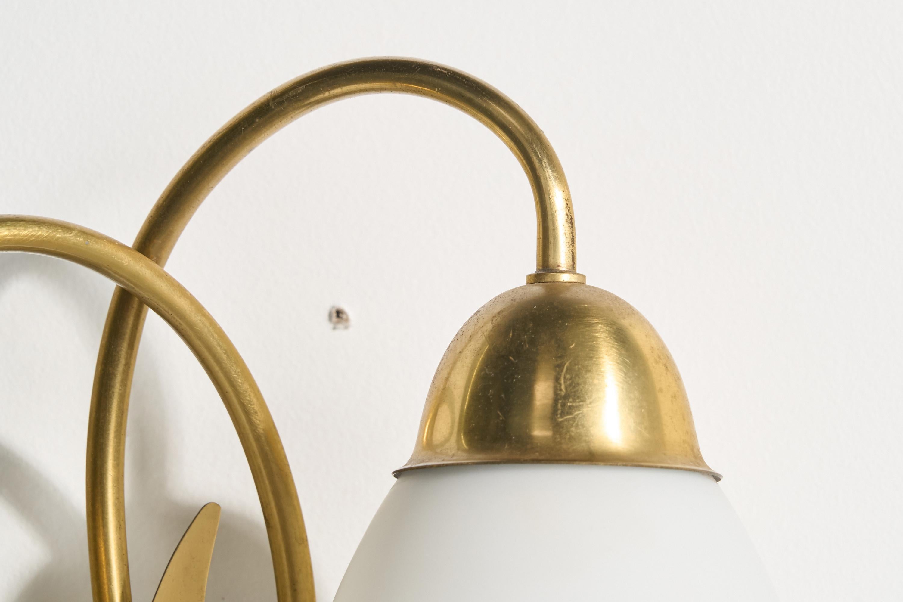 Swedish Designer, Wall Light, Brass, Glass, Sweden, 1950s (Messing) im Angebot