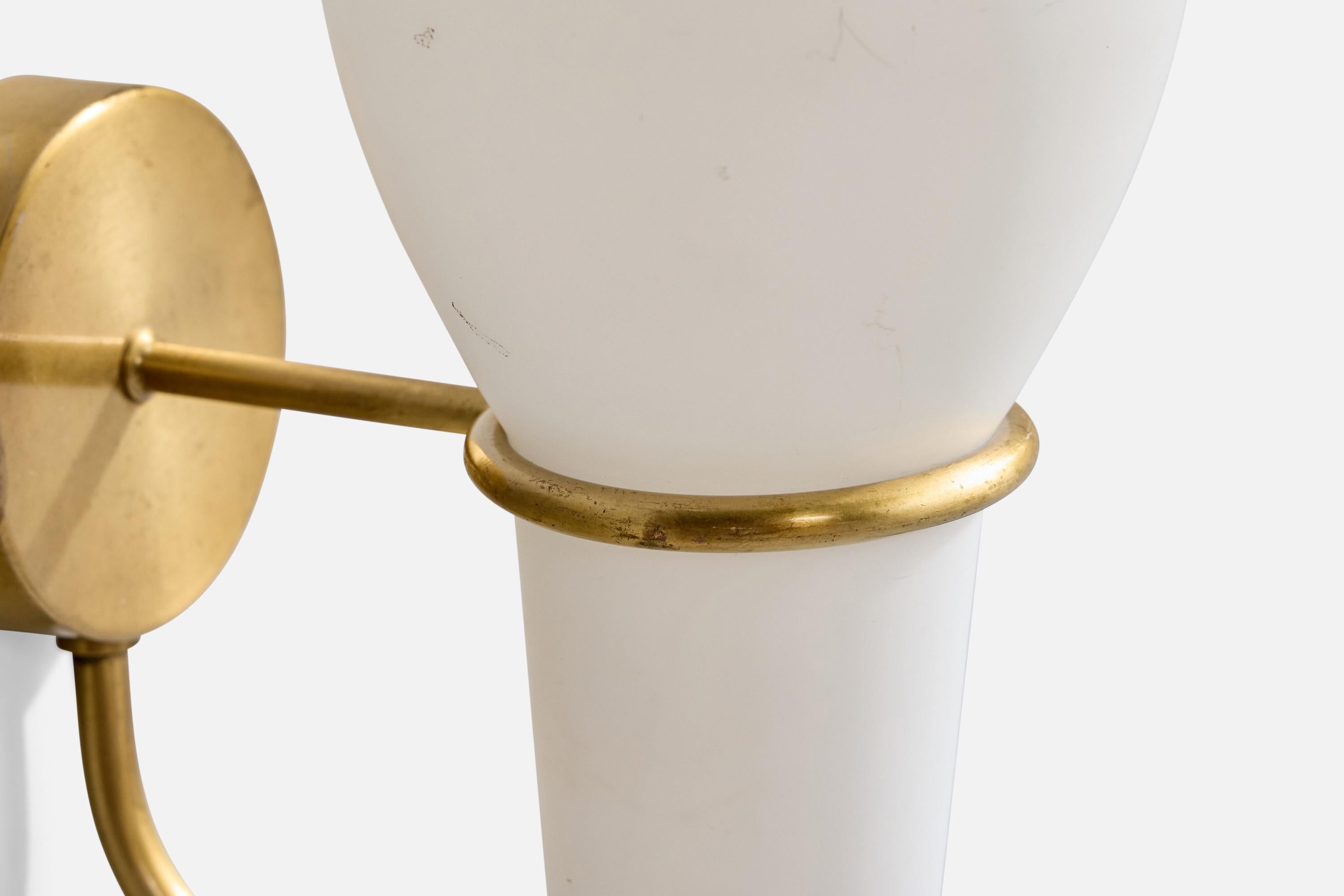 Swedish Designer, Wall Light, Brass, Glass, Sweden, 1950s (Messing) im Angebot