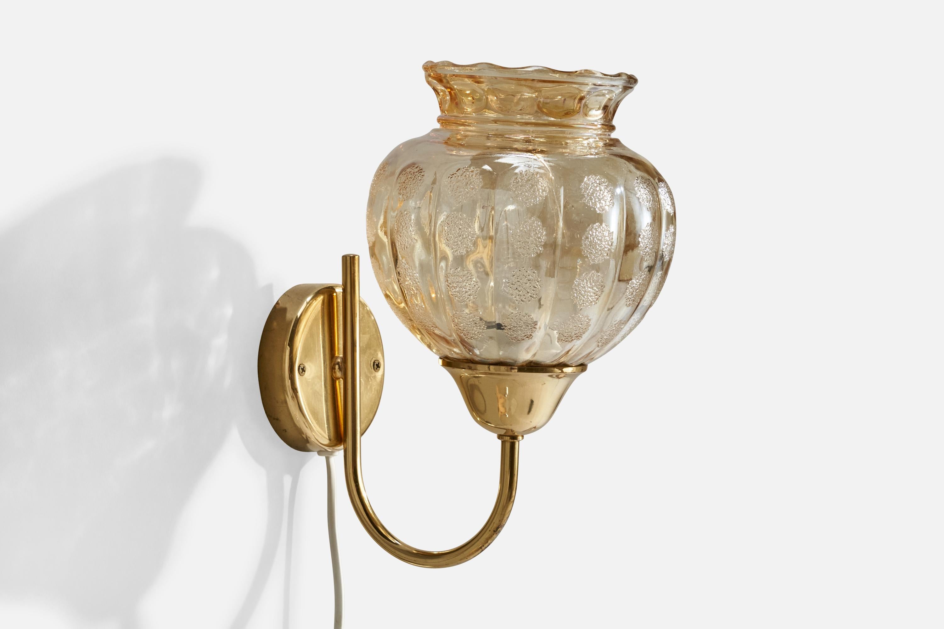 Wandleuchte aus Messing und Glas, entworfen und hergestellt in Schweden, ca. 1960er Jahre.

Gesamtabmessungen (Zoll): 10,5