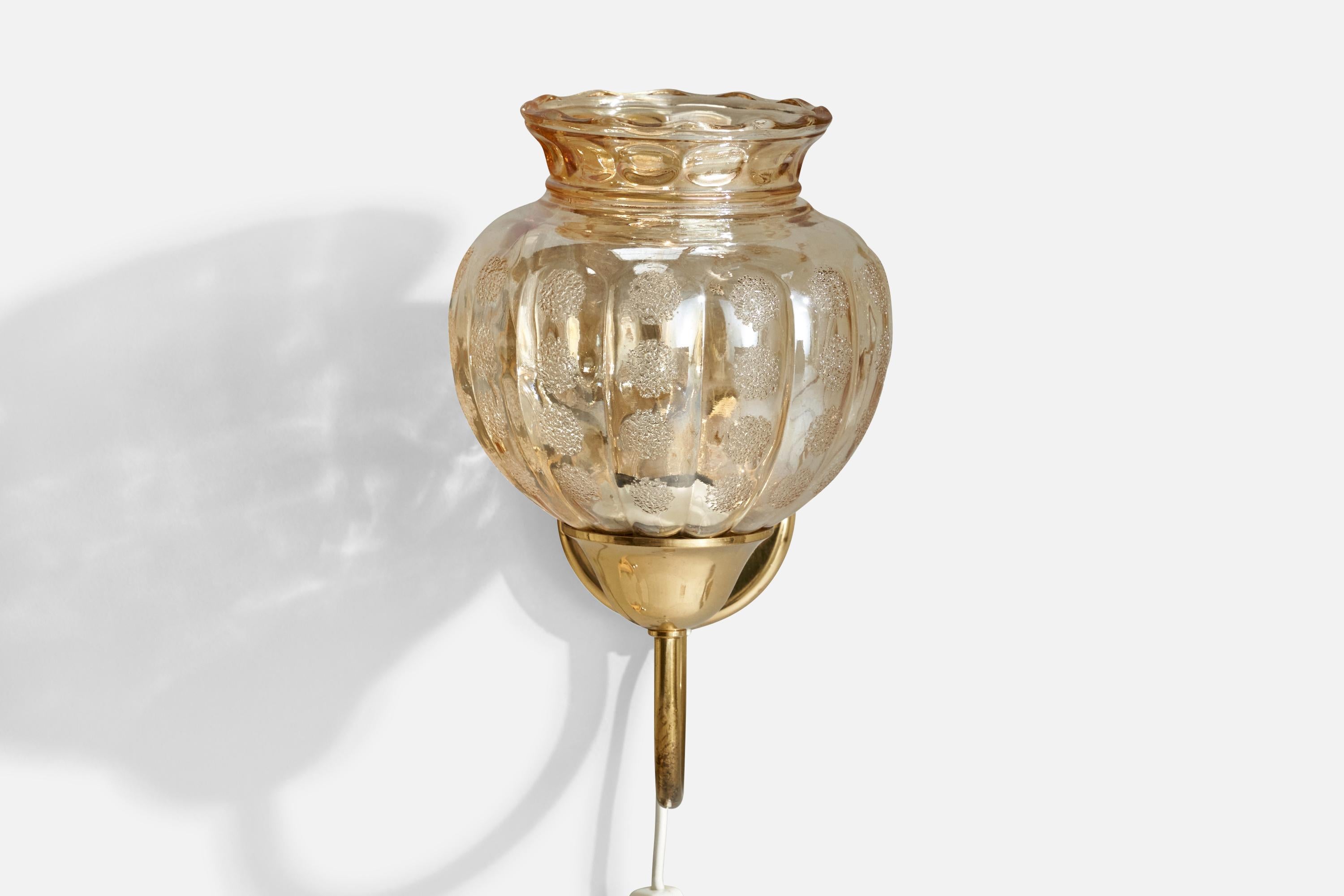 Schwedische Designerin, Wandleuchte, Messing, Glas, Schweden, 1960er Jahre (Moderne der Mitte des Jahrhunderts) im Angebot