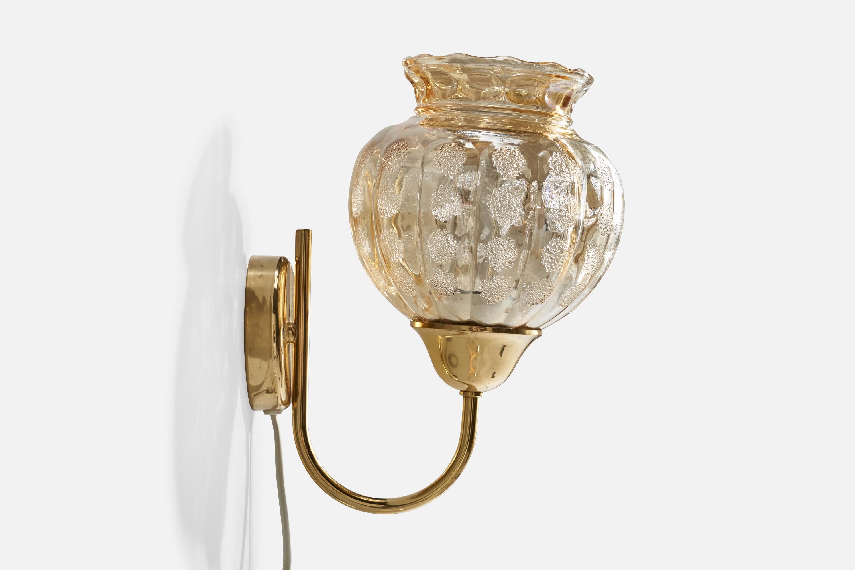 Schwedische Designerin, Wandleuchte, Messing, Glas, Schweden, 1960er Jahre im Zustand „Gut“ im Angebot in High Point, NC