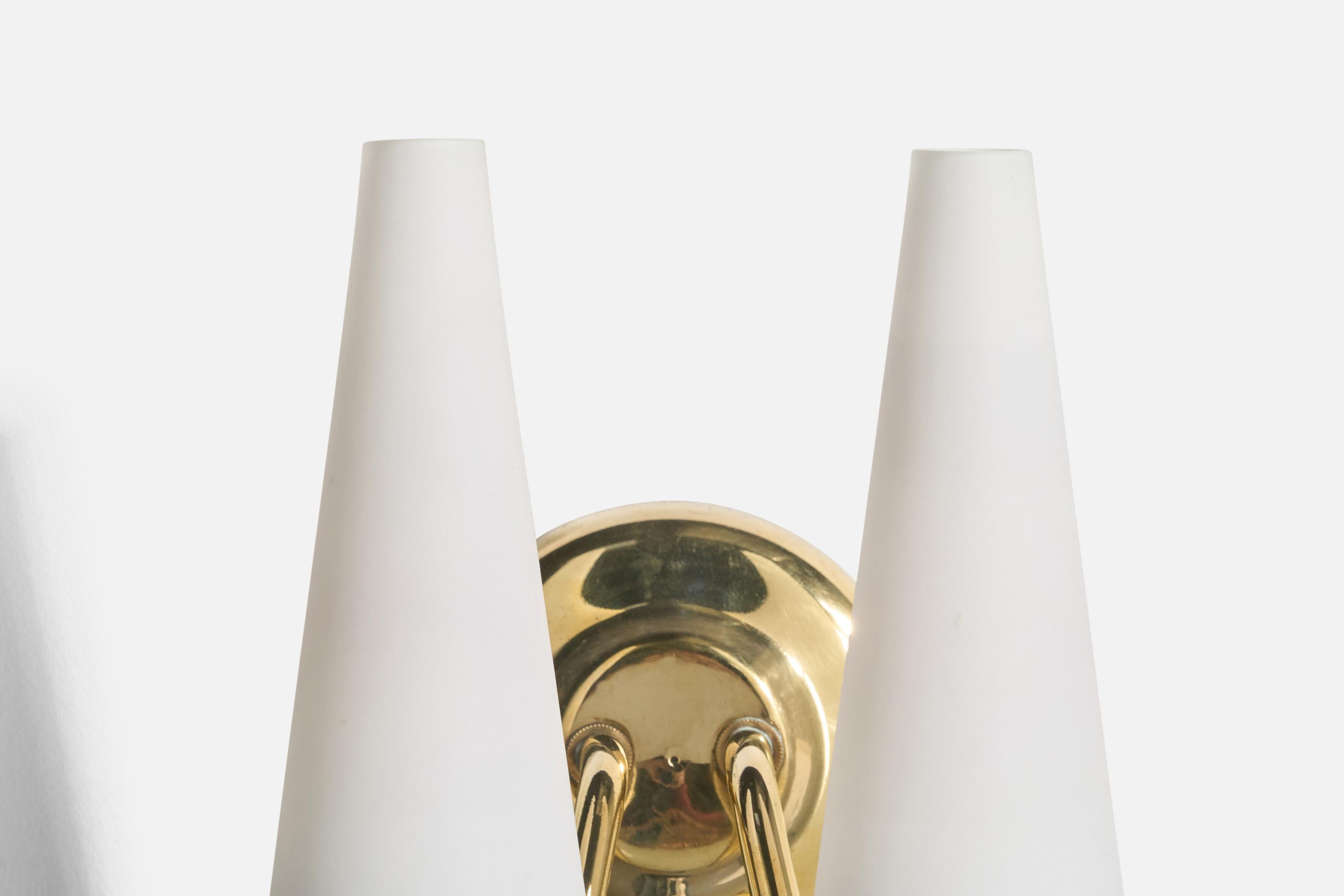 Milieu du XXe siècle Design suédois, applique, laiton, verre, Suède, années 1960 en vente