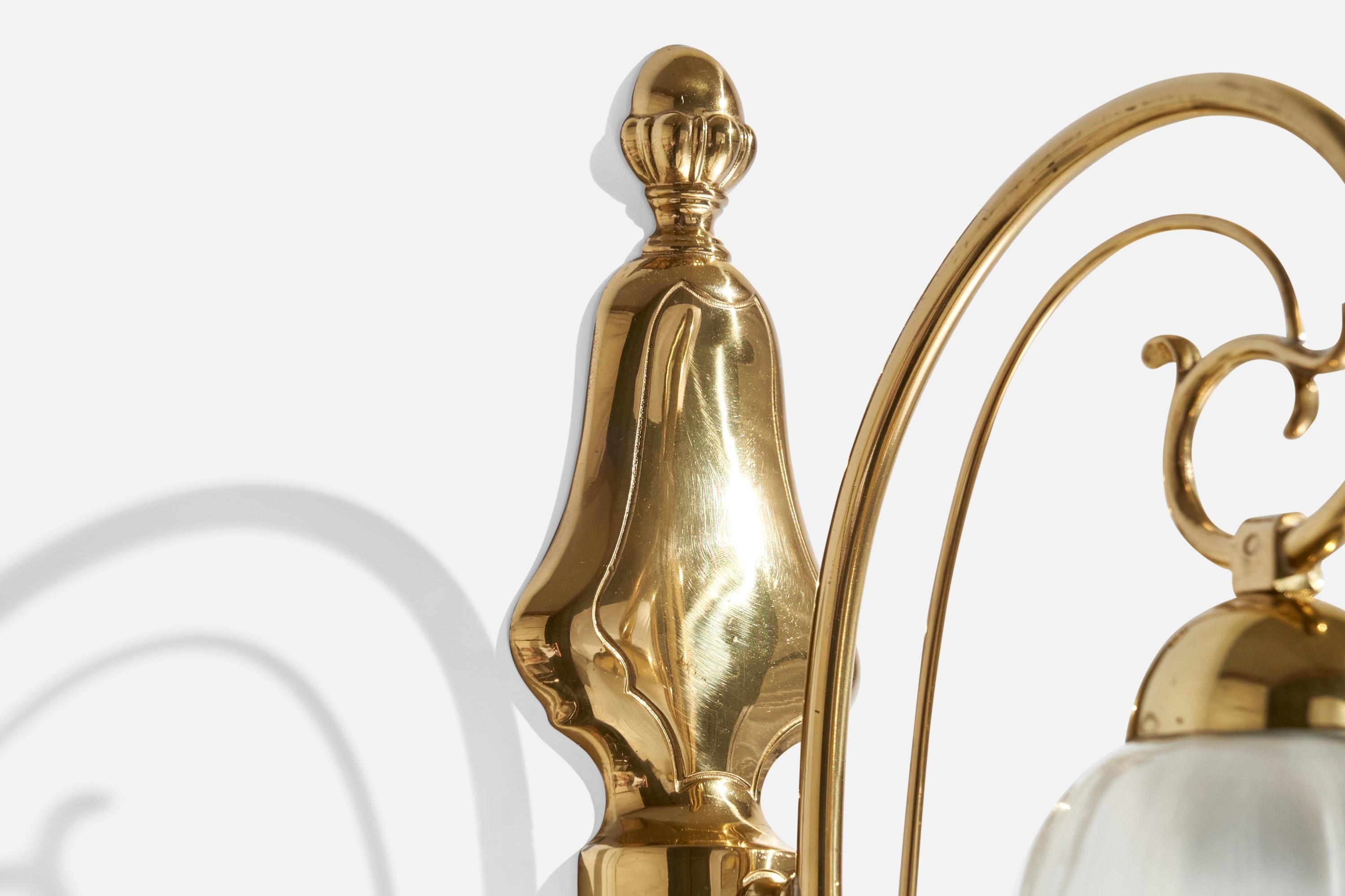 Fin du 20e siècle Designer suédois, applique, laiton, verre, Suède, années 1970 en vente