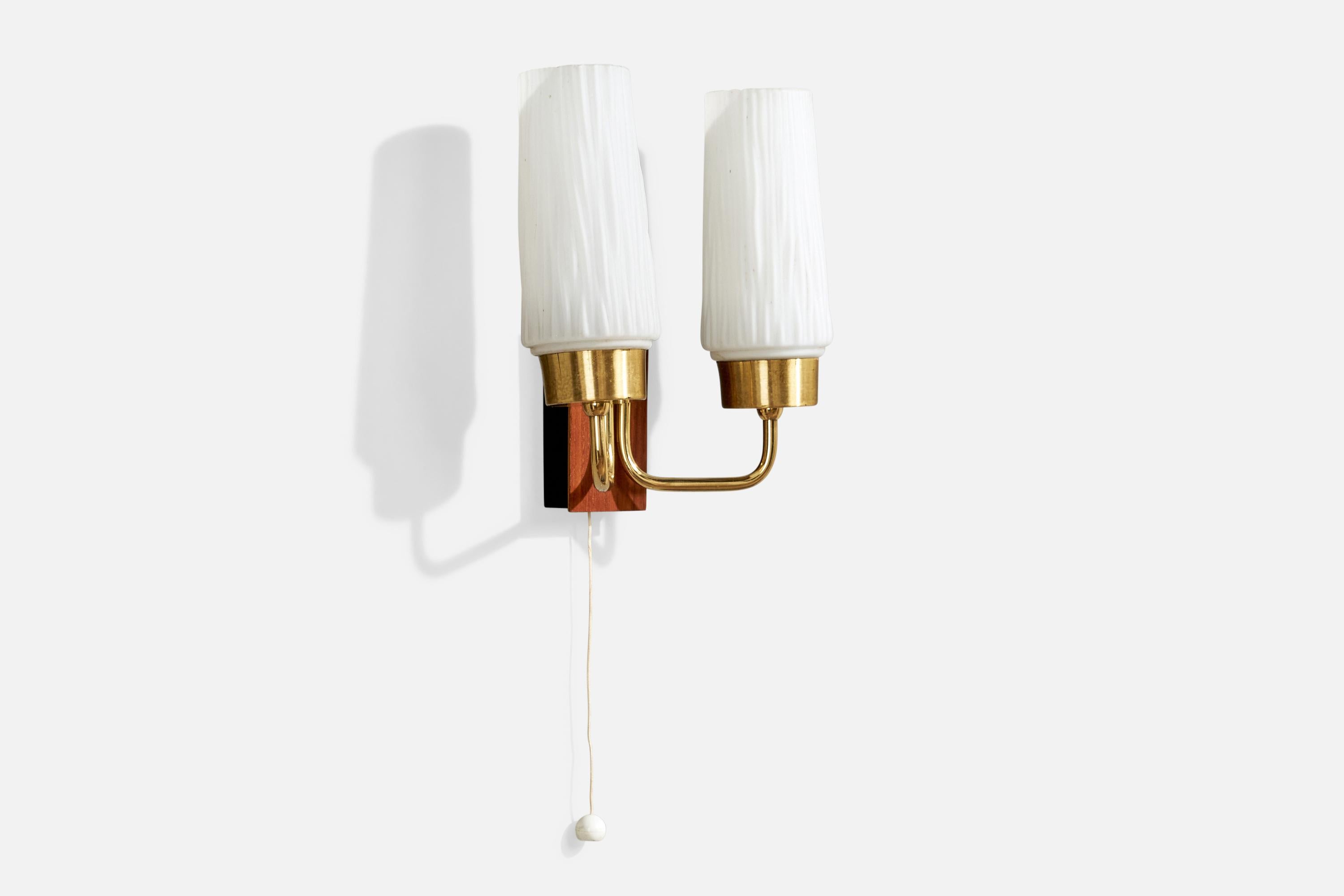 Schwedische Designerin, Wandleuchte, Messing, Glas, Teakholz, Schweden, 1950er Jahre (Moderne der Mitte des Jahrhunderts) im Angebot