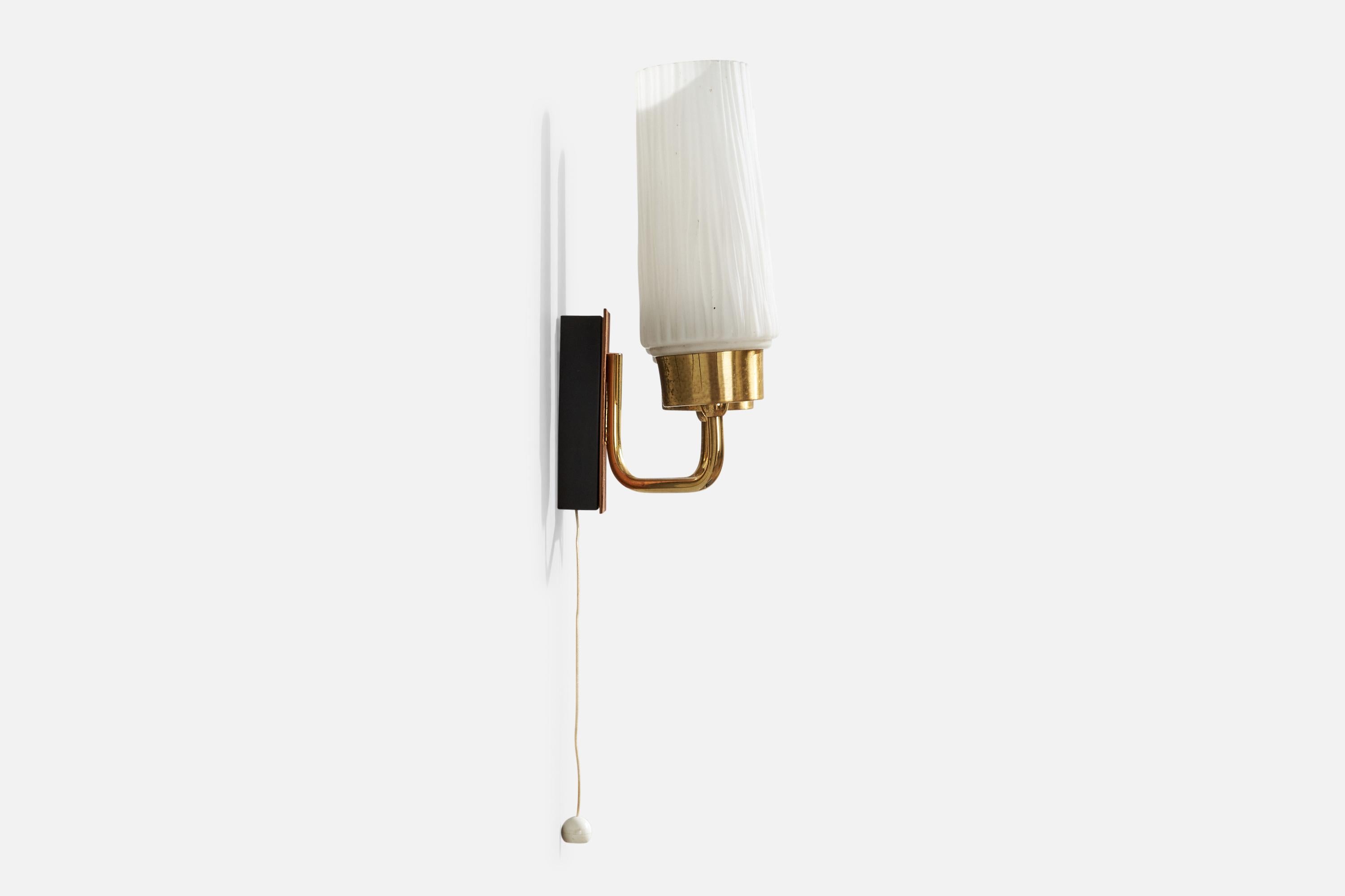Schwedische Designerin, Wandleuchte, Messing, Glas, Teakholz, Schweden, 1950er Jahre im Zustand „Gut“ im Angebot in High Point, NC