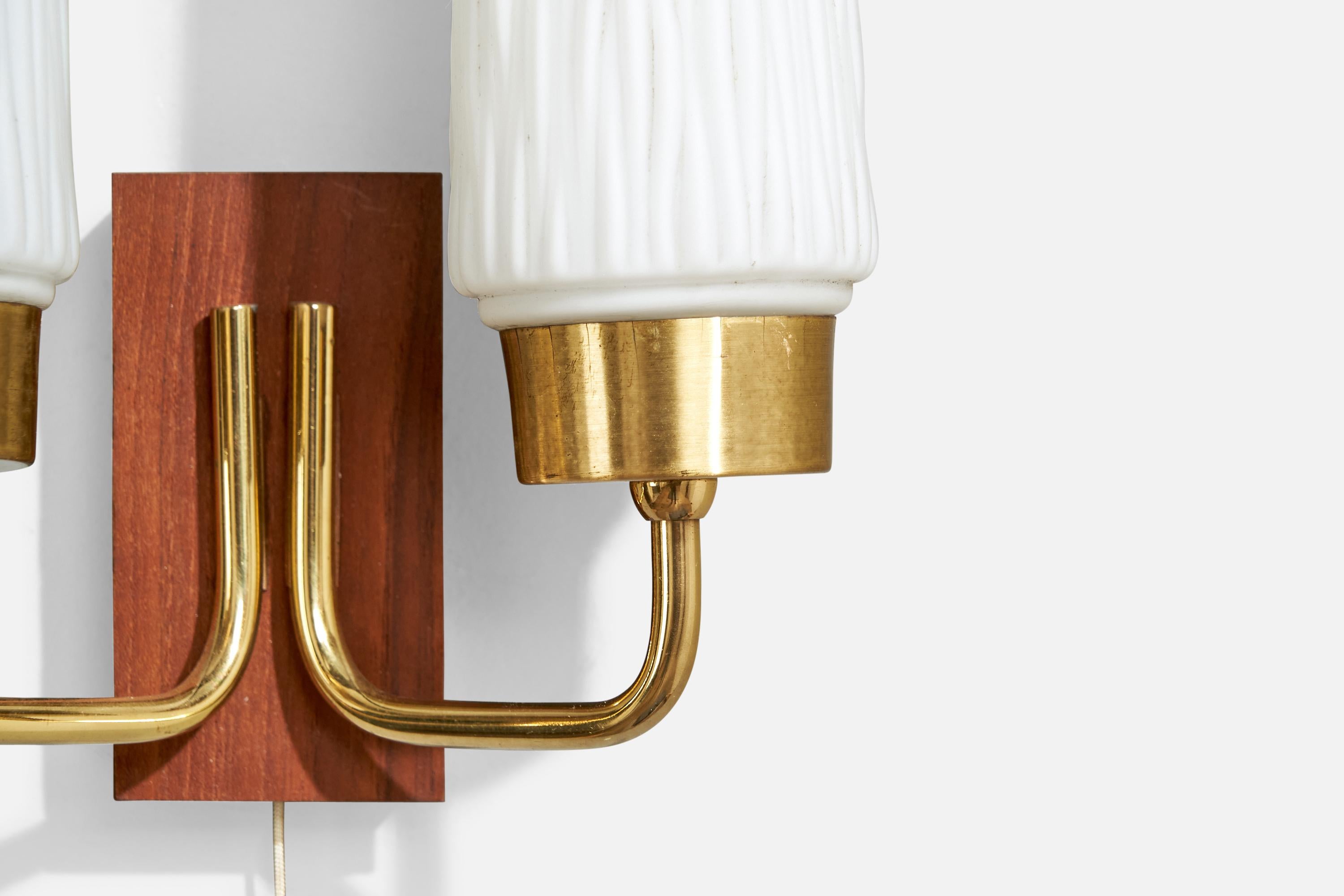 Schwedische Designerin, Wandleuchte, Messing, Glas, Teakholz, Schweden, 1950er Jahre (Mitte des 20. Jahrhunderts) im Angebot