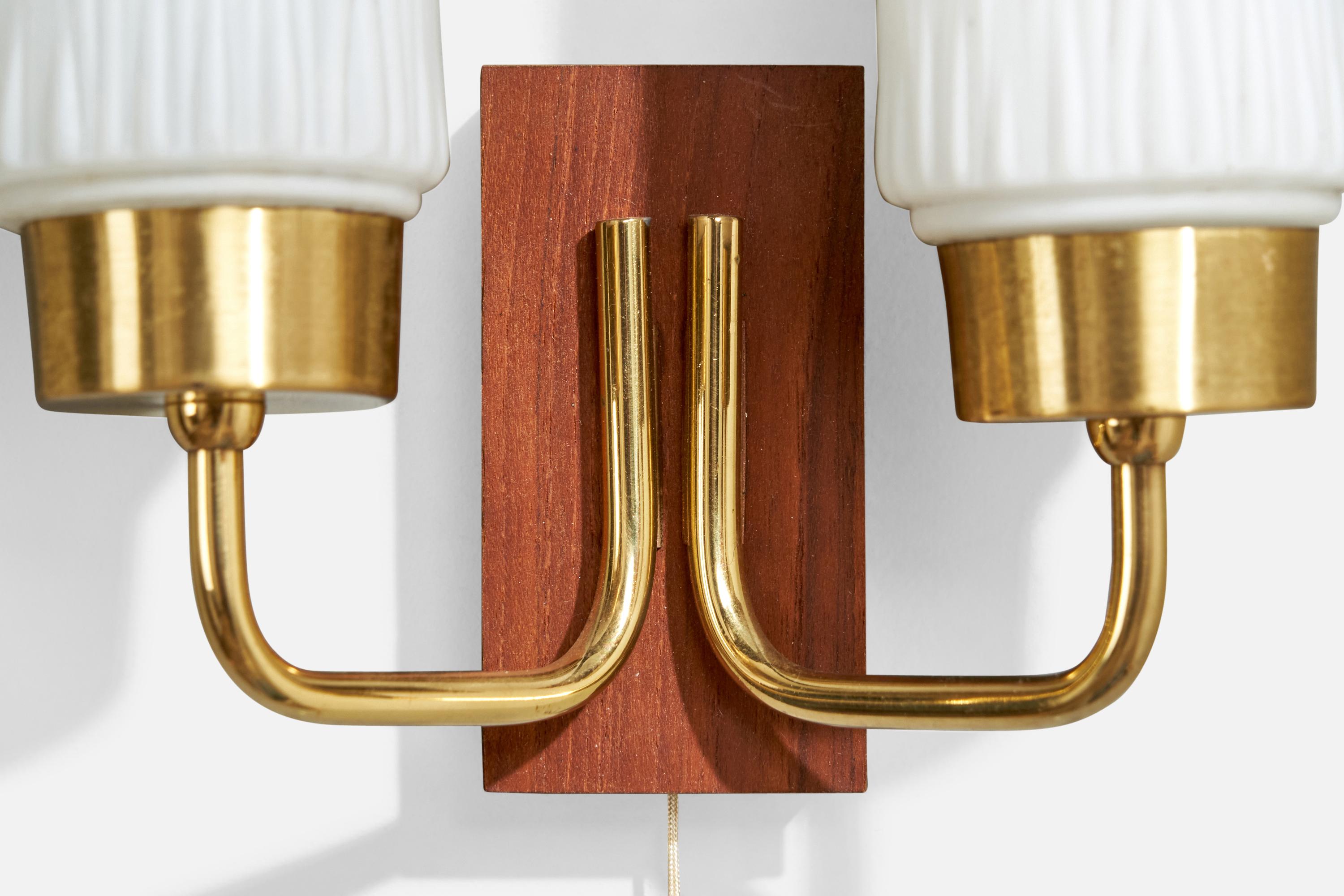 Schwedische Designerin, Wandleuchte, Messing, Glas, Teakholz, Schweden, 1950er Jahre im Angebot 1