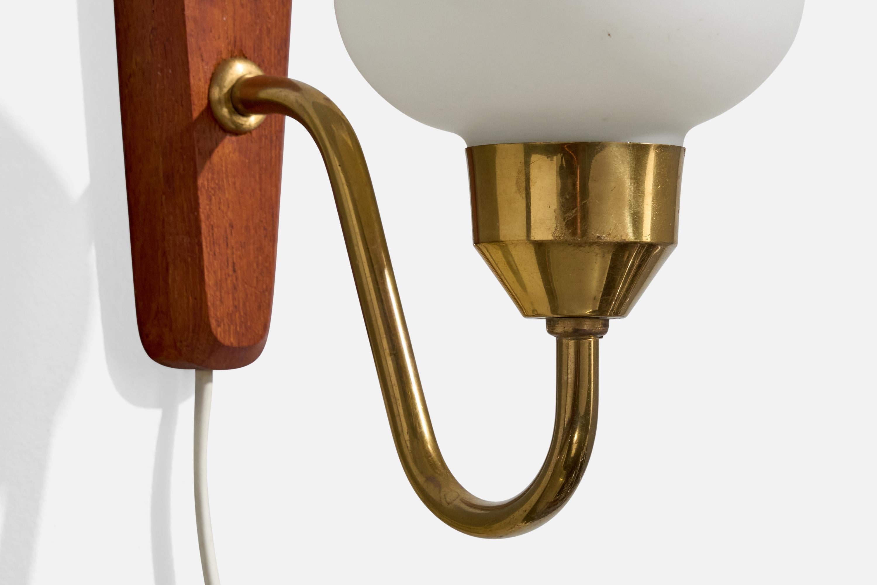 Laiton Designer suédois, applique murale, laiton, verre, teck, Suède, années 1950 en vente