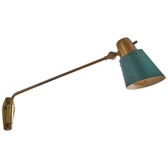 Diseñador sueco, aplique de pared, latón, metal lacado en verde, Suecia, d. 1940