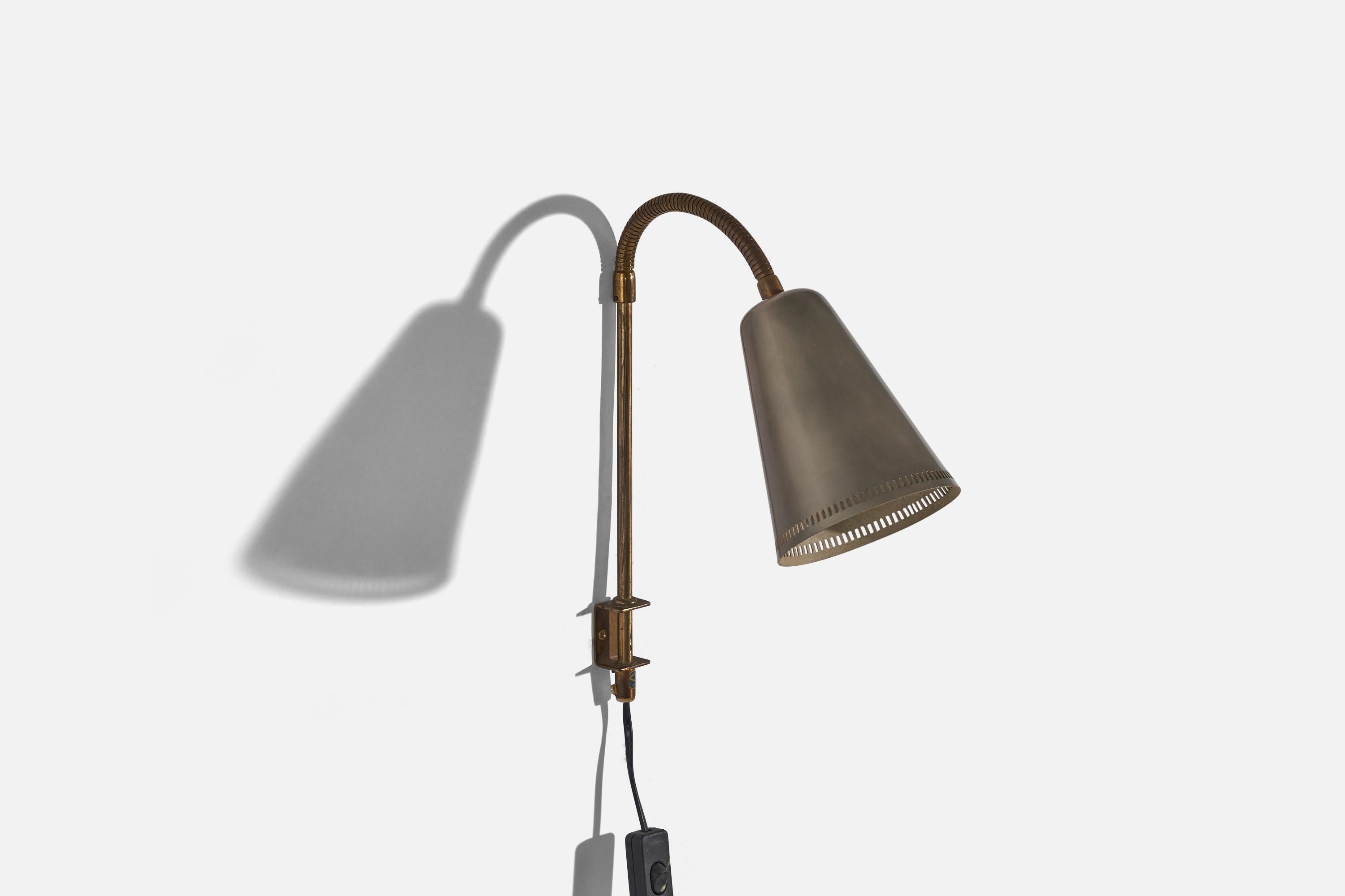 Lampada da parete di design svedese, ottone, metallo laccato, Svezia, 1940 ca. In condizioni buone in vendita a High Point, NC