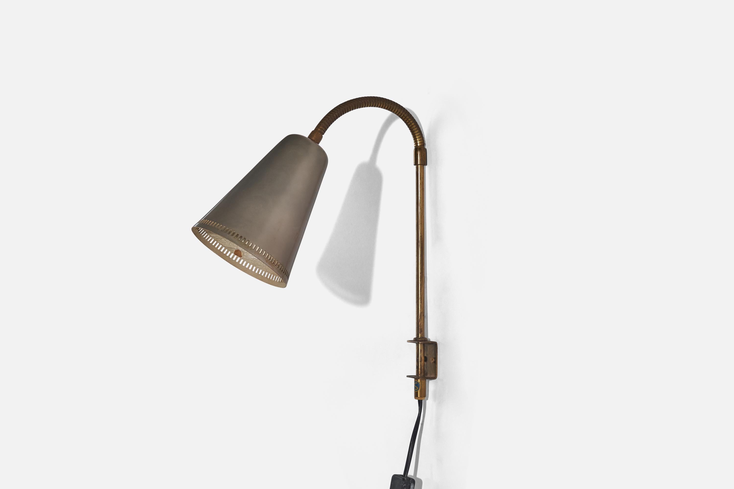 Metà XX secolo Lampada da parete di design svedese, ottone, metallo laccato, Svezia, 1940 ca. in vendita