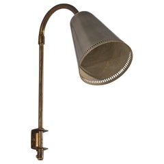 Diseñador sueco, aplique de pared, latón, metal lacado, Suecia, c. 1940