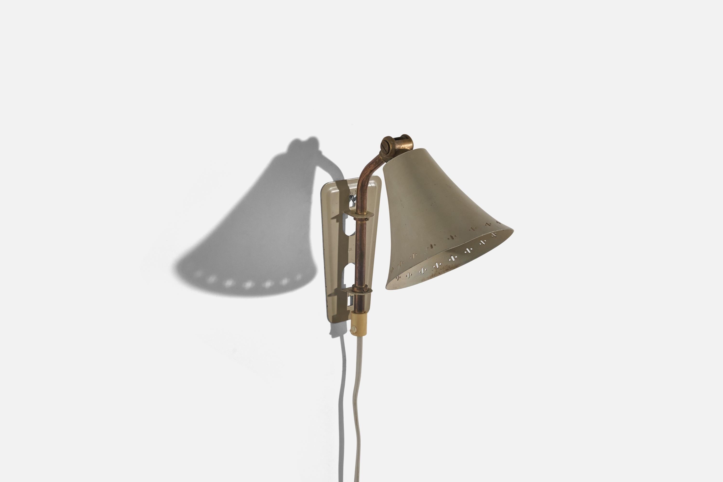 A brass and lacquered metal wall light designed and produced in Sweden, c. 1950s.

Dimensions of back plate (inches) : 5.0625 x 2.75 x .125 (H x W x D).