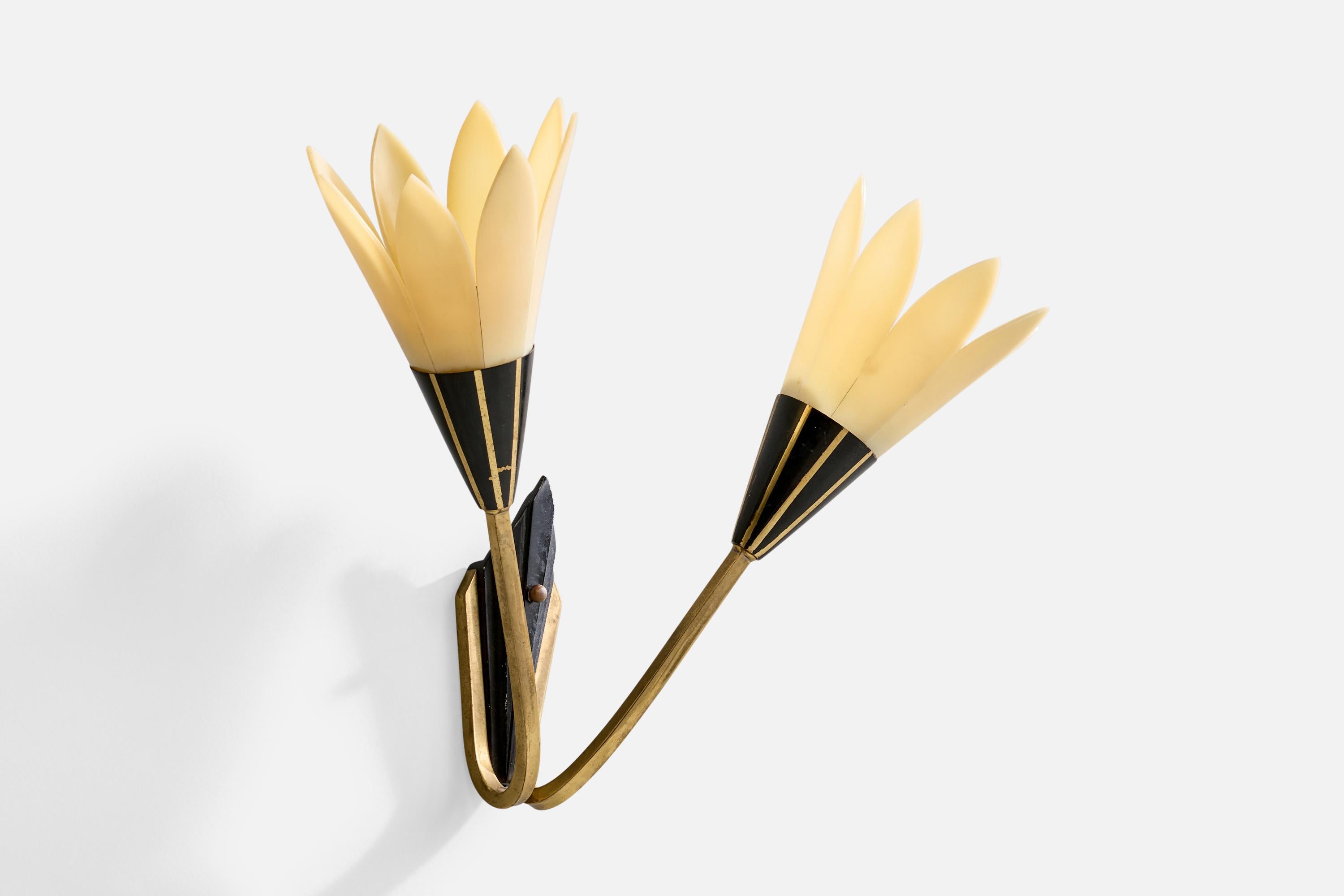 Schwedische Designerin, Wandleuchte, Messing, Metall, Acryl, Schweden, 1970er Jahre (Moderne der Mitte des Jahrhunderts) im Angebot