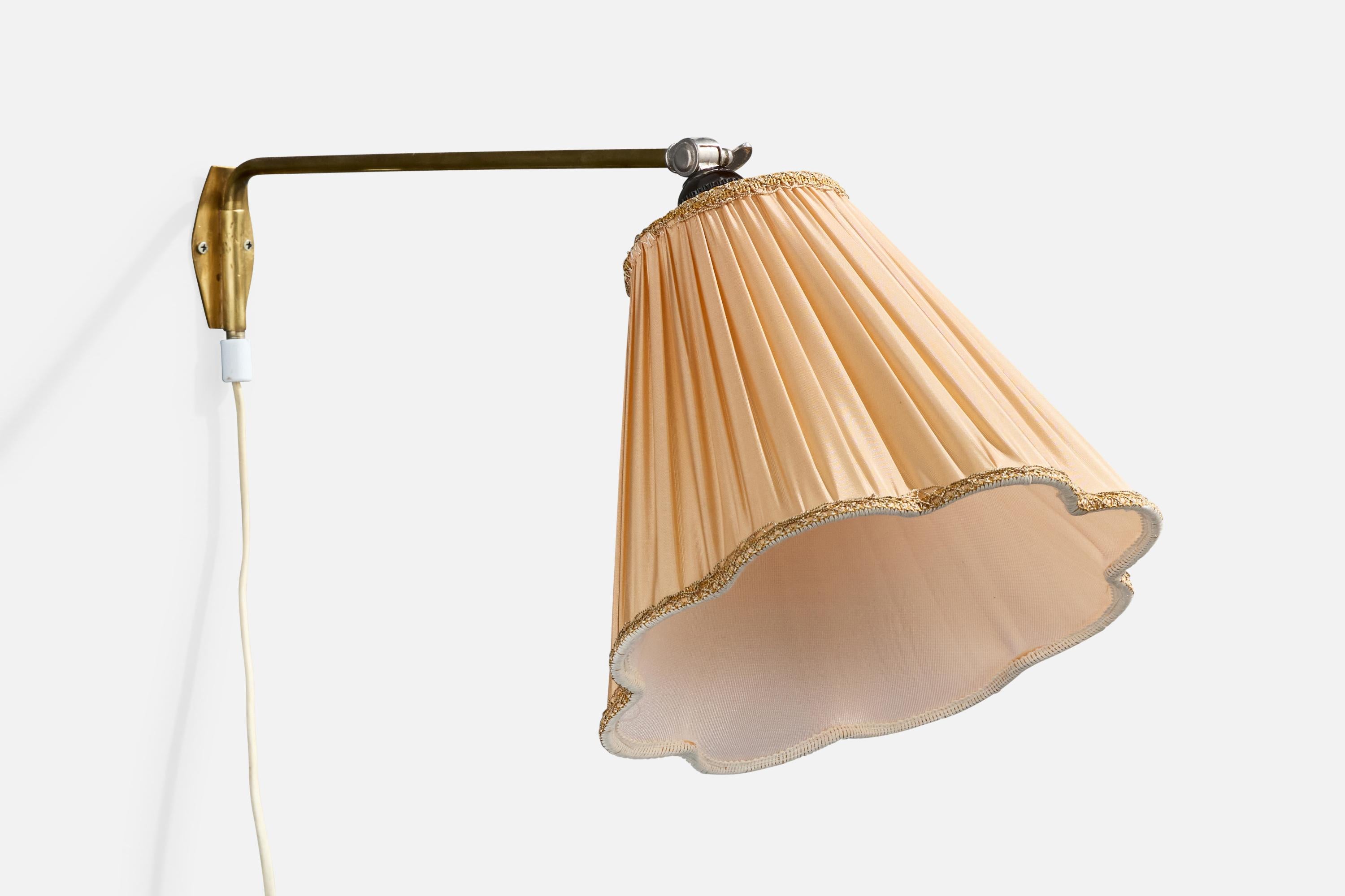 Un'applique regolabile in ottone, metallo e tessuto rosa chiaro progettata e prodotta in Svezia, negli anni '40 circa.

Leggera ossidazione presente sul collo e sulla piastra posteriore in ottone. 

Dimensioni complessive (pollici): 10,0 