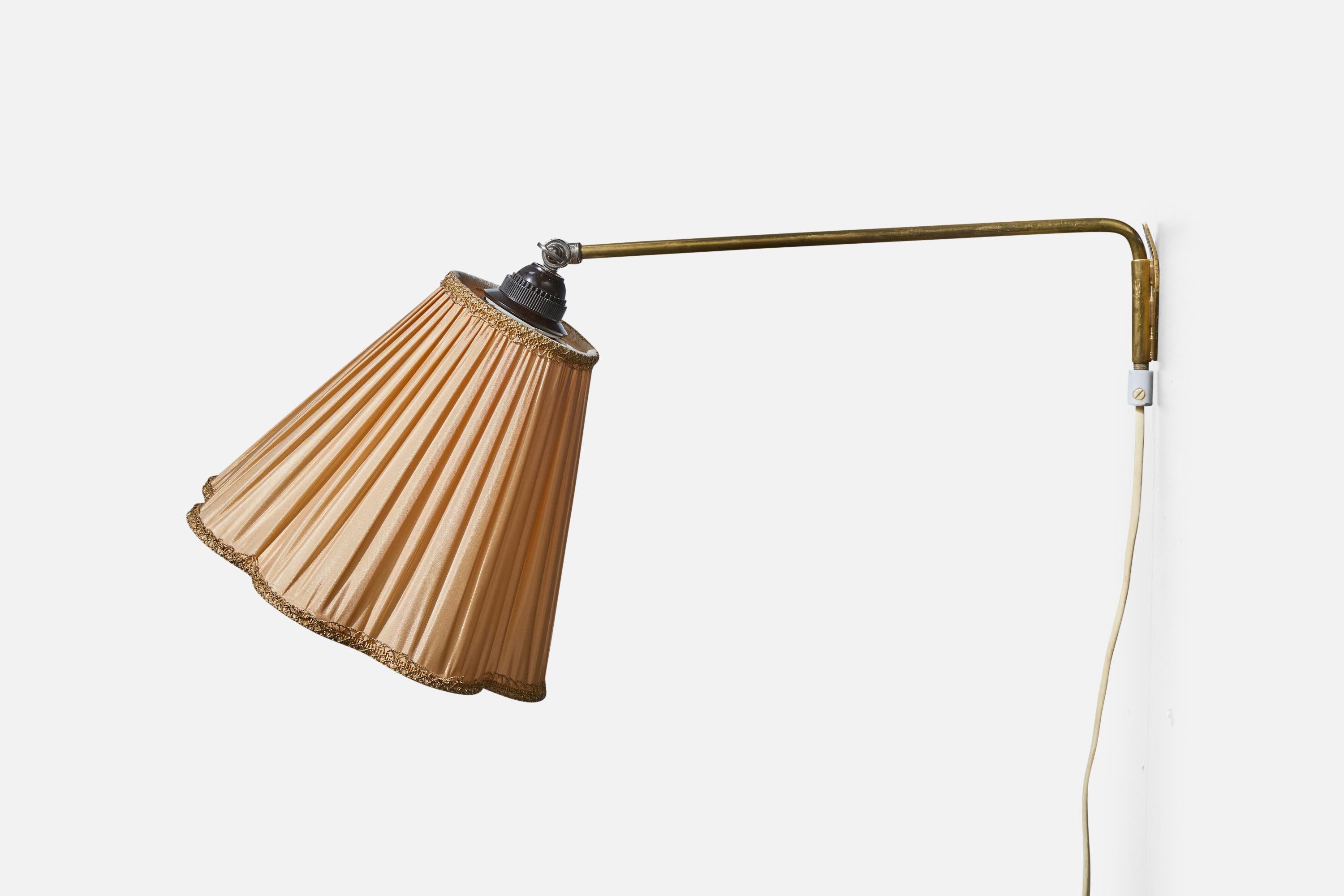 Svedese Designer svedese, lampada da parete, ottone, metallo, tessuto, Svezia, anni '40 in vendita