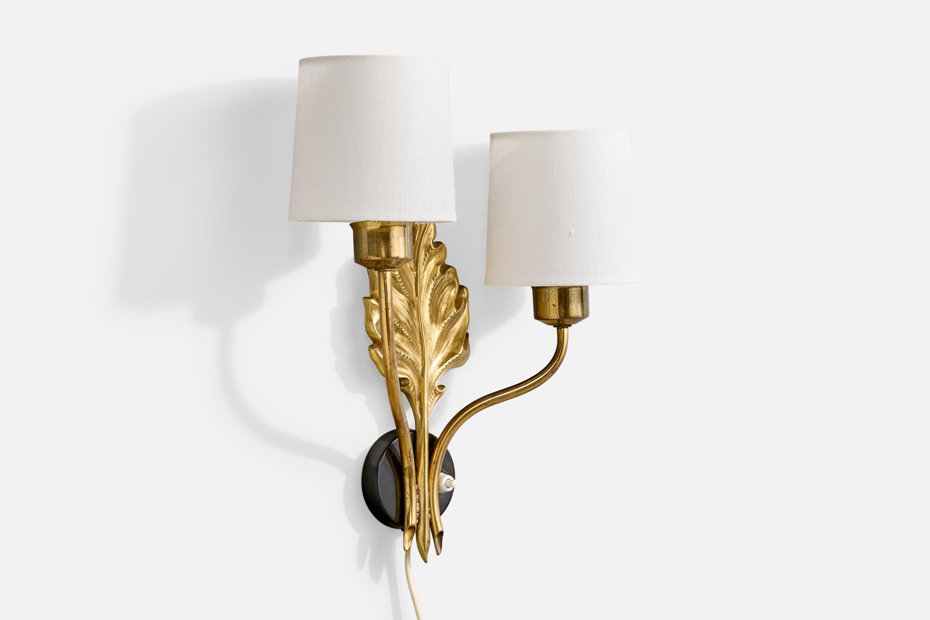 Schwedische Designerin, Wandleuchte, Messing, Metall, Stoff, Schweden, 1950er Jahre (Moderne der Mitte des Jahrhunderts) im Angebot