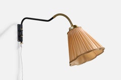 Diseñador sueco, aplique de pared, latón, metal, tela, Suecia, c. 1940