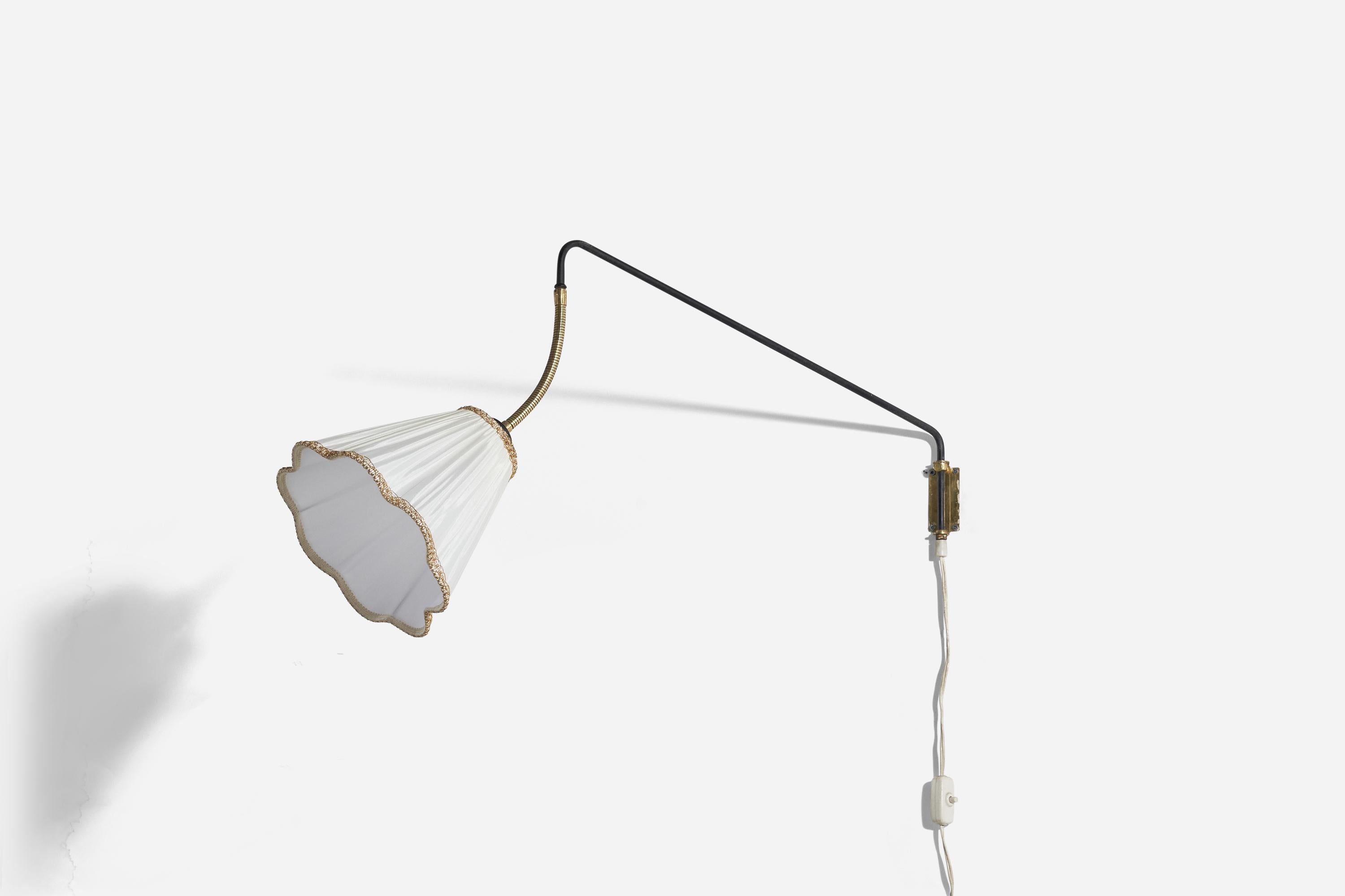 Mid-Century moderno Lampada da parete di design svedese, ottone, metallo, tessuto, Svezia, 1940 ca. in vendita