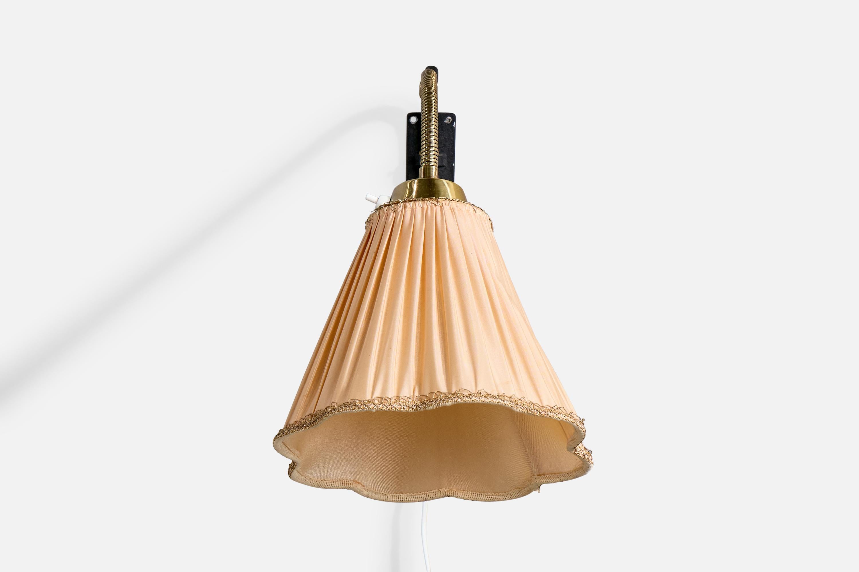 Scandinave moderne Designer suédois, applique murale, laiton, métal, tissu, Suède, vers 1940 en vente