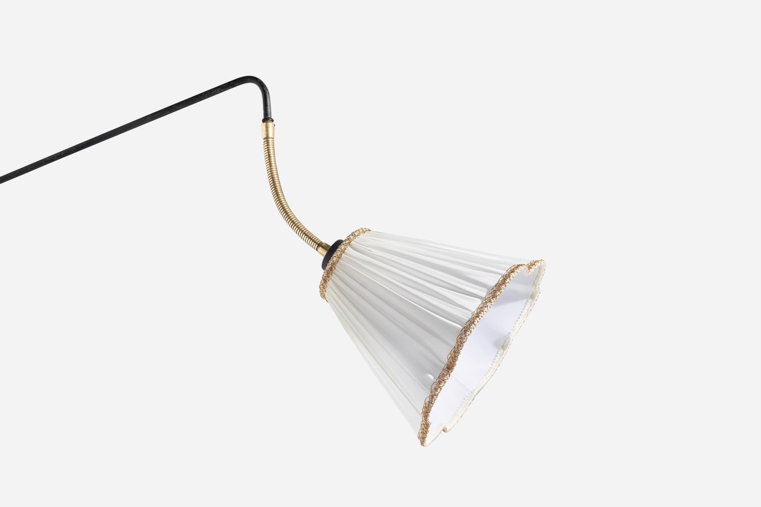 Svedese Lampada da parete di design svedese, ottone, metallo, tessuto, Svezia, 1940 ca. in vendita