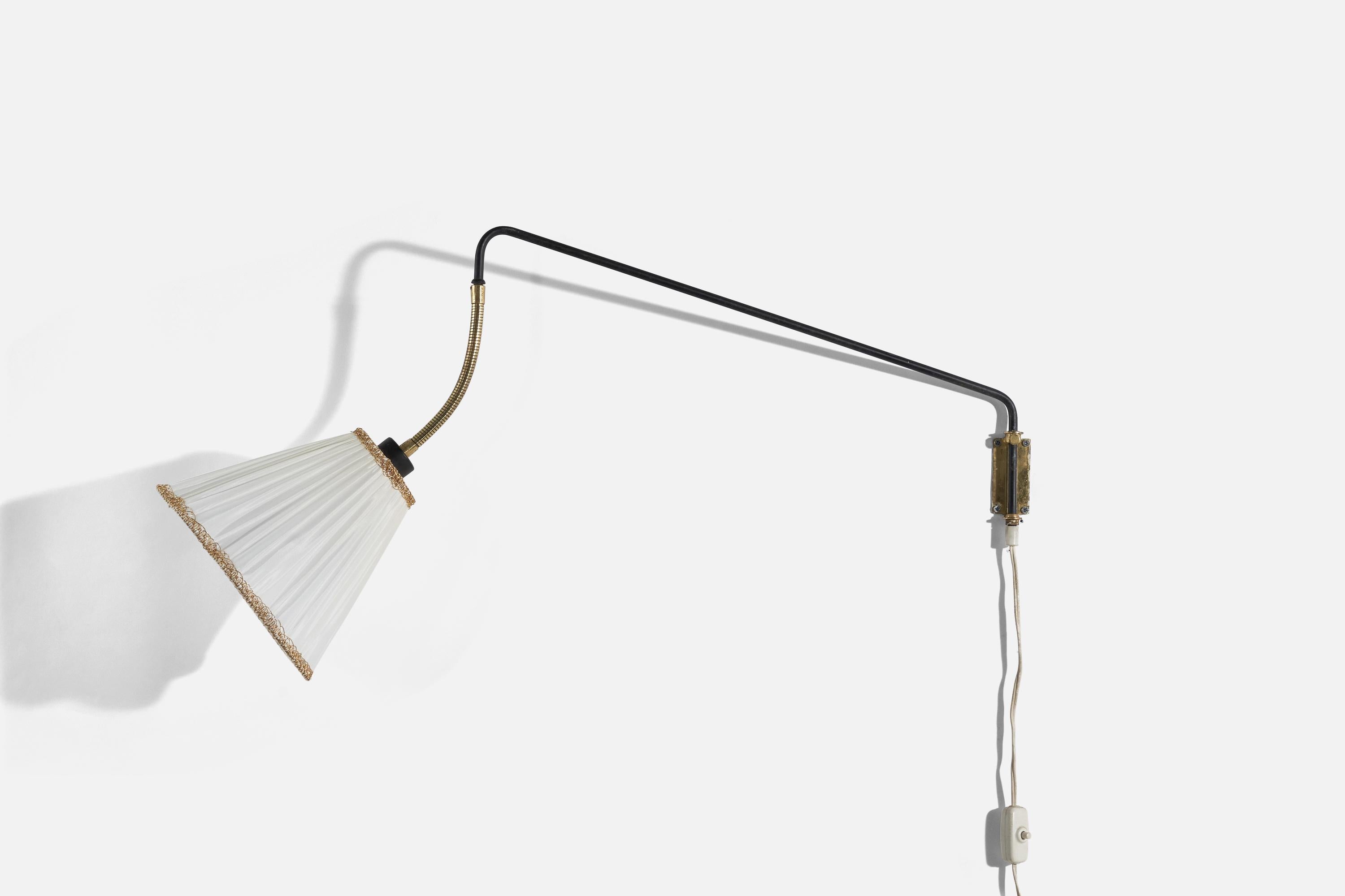 Lampada da parete di design svedese, ottone, metallo, tessuto, Svezia, 1940 ca. In condizioni buone in vendita a High Point, NC
