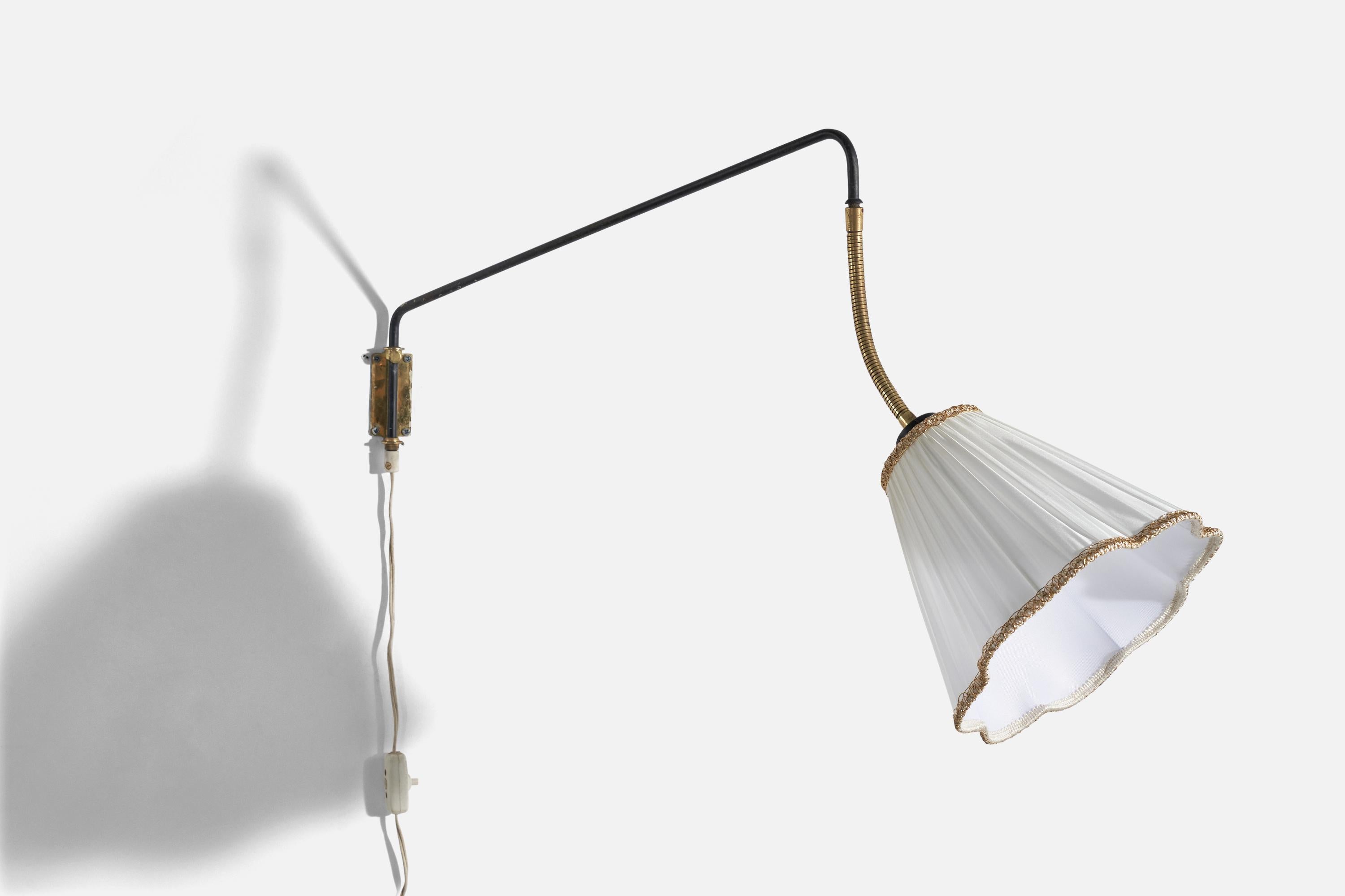 Metà XX secolo Lampada da parete di design svedese, ottone, metallo, tessuto, Svezia, 1940 ca. in vendita