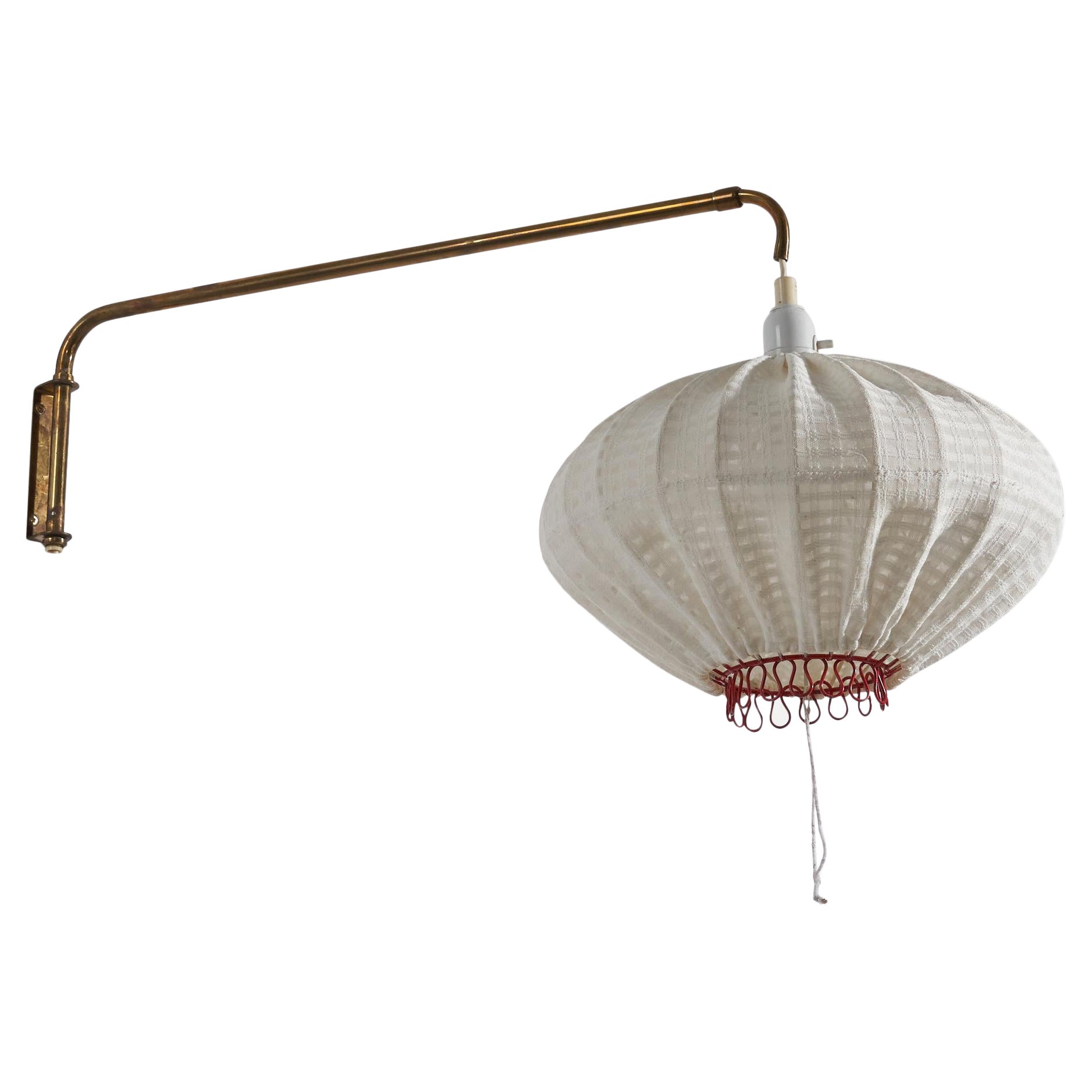 Lampada da parete di design svedese, ottone, metallo, tessuto, Svezia, 1940 ca. in vendita