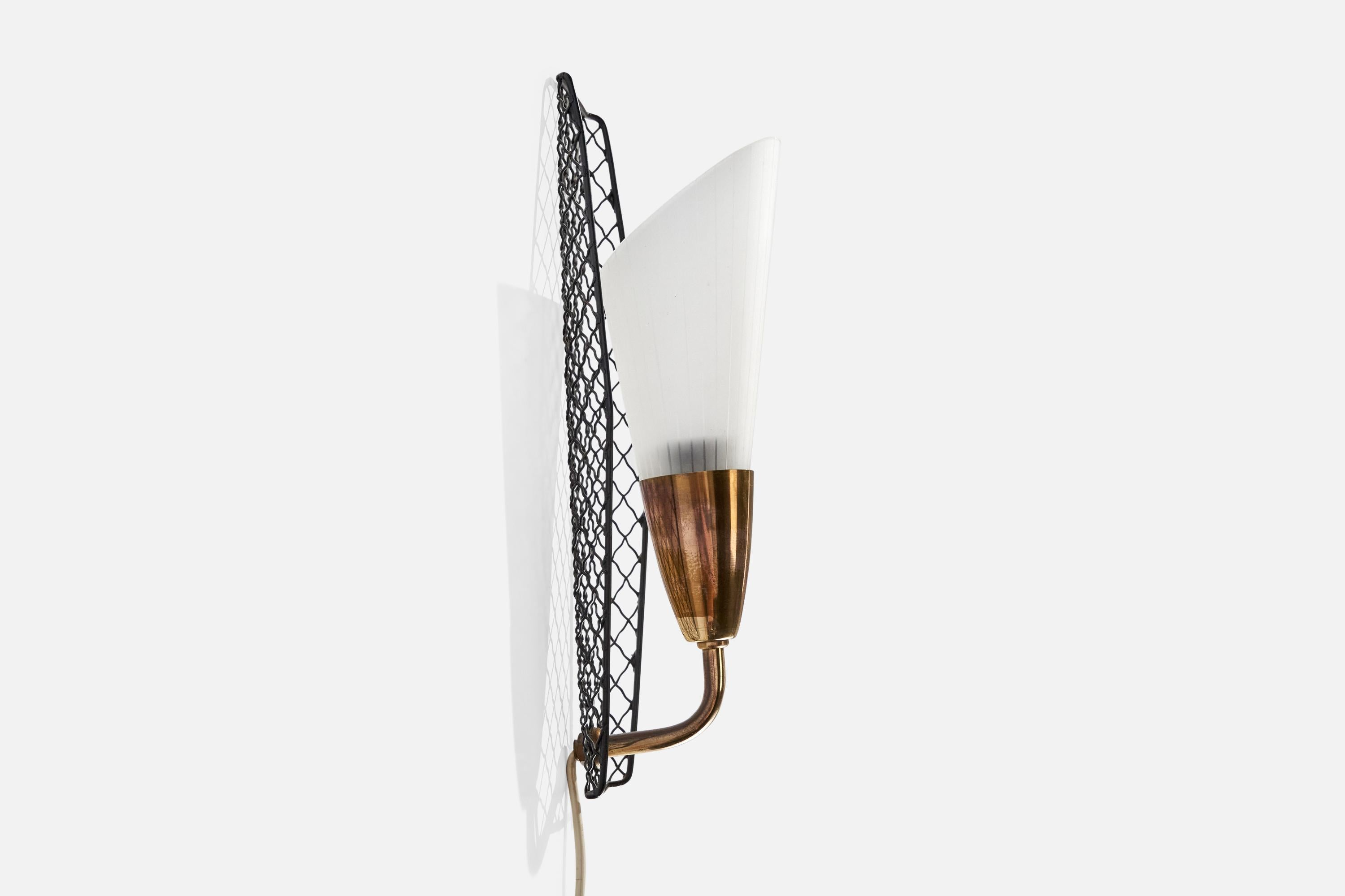 Schwedische Designerin, Wandleuchte, Messing, Metall, Glas, Schweden, 1950er Jahre im Zustand „Gut“ im Angebot in High Point, NC